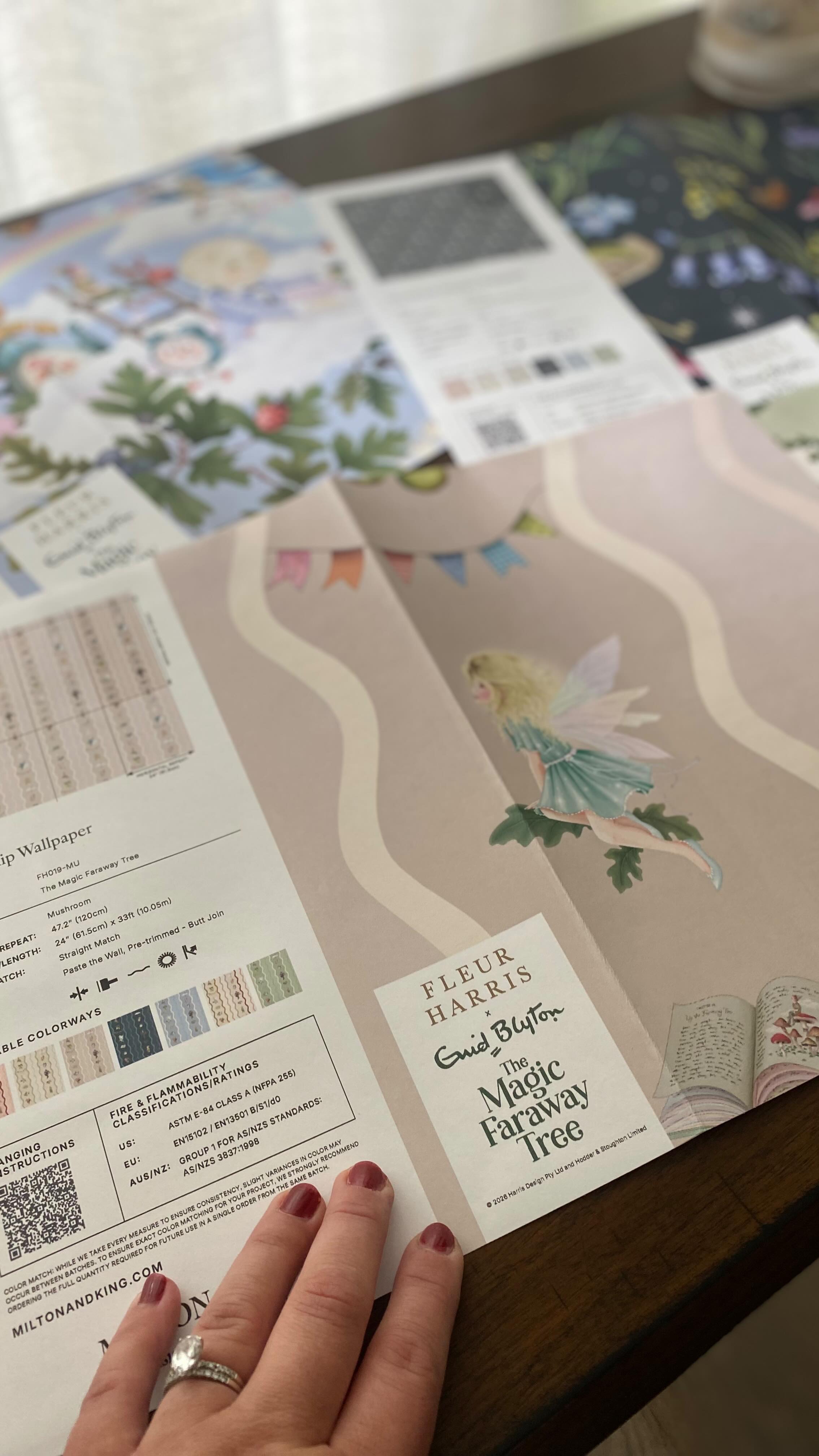 ✨ I am completely and utterly in love with the latest release by @miltonandking - an incredible nostalgic collection by @fleurharris of Enid Blyton’s The Magic Faraway Tree. 🥰
Featuring Silky, Moonface and all the magic lands at the top of the tree, this wallpaper series is perfect for a whimsical and fantasy inspired space that takes me right back to my childhood ✨🌳