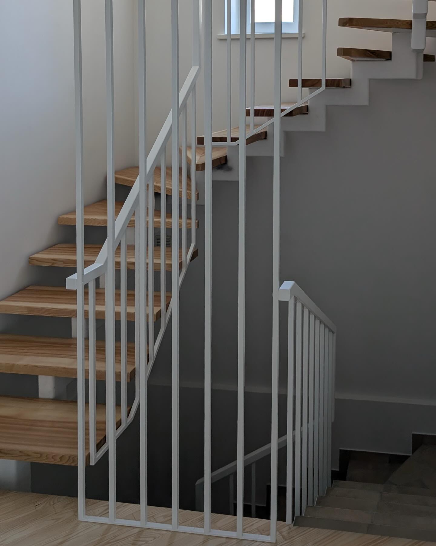 Balti turėklai sumontuoti per tris aukštus. Visus dizaino elementus deriname konsultaciju metu ir po to pateikdami suderinimo brėžinius, siekdami išgauti optimaliausią galutinį rezultatą. Taip pat šia…