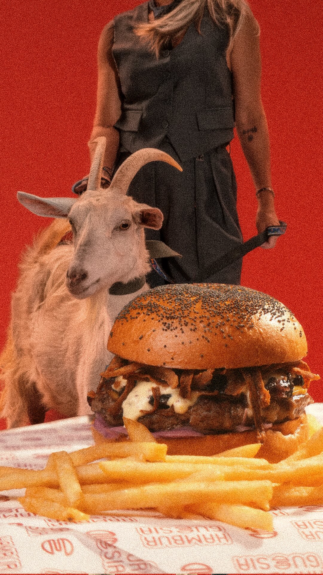 No lanzamos una hamburguesa. Construimos curiosidad desde antes🐐
Para el Burger Week con @hamburguesiapanama , sabíamos algo: antes del reveal, ya teníamos que estar en la conversación.
Que la gente se preguntará:
¿Qué está pasando? ¿Qué es lo que viene?
Y cuando llegó THE G.O.A.T ya estaban listos.
Ahora sí:
¿Ya probaste THE G.O.A.T? 🔥