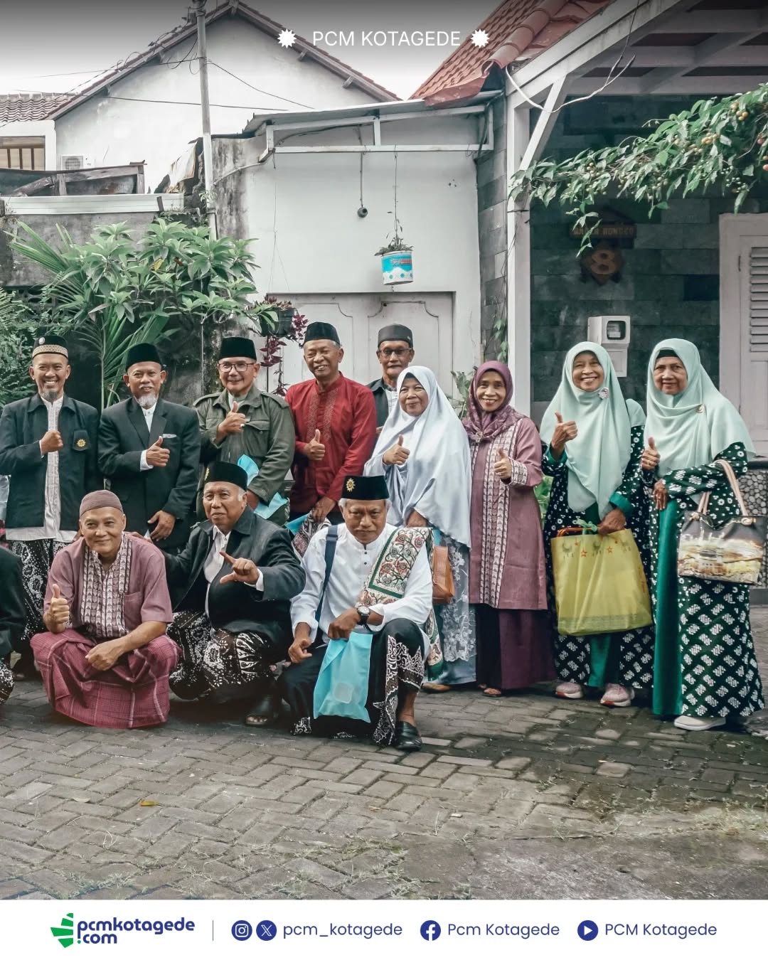 Pimpinan Cabang Muhammadiyah (PCM) Kotagede telah melaksanakan Salat Idulfitri 1 Syawal 1446 Hijriah yang jatuh pada jumat, 20 maret 2026. Pelaksanaan salat Idulfitri dimulai pada pukul 06.30 WIB di lapangan karang kotagede.
Bertindak sebagai imam dan khatib yakni K.H. Muhammad Nashirul Ahsan, Lc., selaku pimpinan sekaligus pendiri Pondok Pesantren MBS Prambanan Yogyakarta.
Terimakasih atas bantuan dan kerjasamanya kepada seluruh PRM di kotagede, 'Aisyiyah, KOKAM, Tapak Suci, Nasyiatul Aisyiyah, HW, AMM Kotagede, SMP Muhammadiyah 7 dan seluruh masyarakat kotagede.
#muhammadiyah #pcmkotagede #kotagede #siaplebihawal