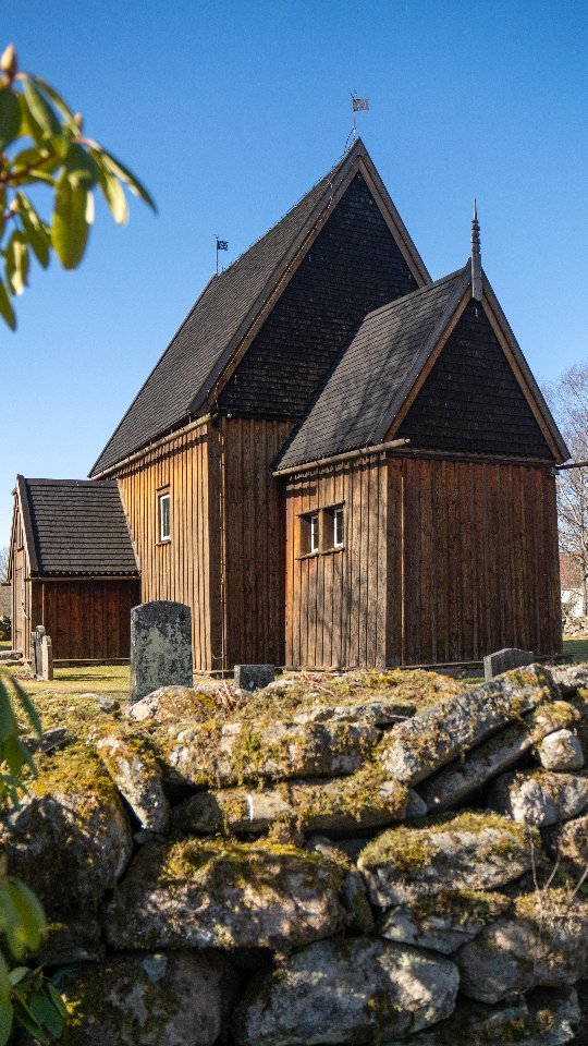 Hedared stavkyrka!
Sveriges enda bevarade medeltida stavkyrka byggdes under 1500-talet. Men troligtvis fanns en kyrka här redan på 1100-talet.
Sen församlingen slogs ihop med Sandhult på 1840-talet så har byborna underhållit Hedareds stavkyrka med egna besparingar och genom insamlingar. 100 år senare togs kyrkan återigen i bruk.
Jag har aldrig varit inne i kyrkan men den är öppen under maj-augusti för besök.
Du hittar tipset i min utflyktskarta. Länk i profilen.
#kyrka #church