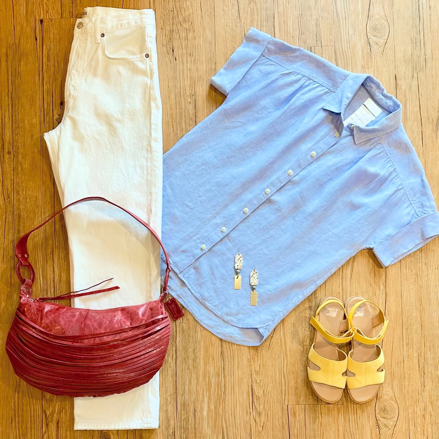 This is supposed to be an XS outfit but I gave up. The top runs big and is really best for S/M. 🪺
The details:
J Crew ‘Baird McNutt Irish Linen’ top
sz XS-M, $24
Agolde jeans sz 27, $42
Sorel suede sandals sz 9, $35
Latico leather purse (raspberry not red), $40
Earrings, $20