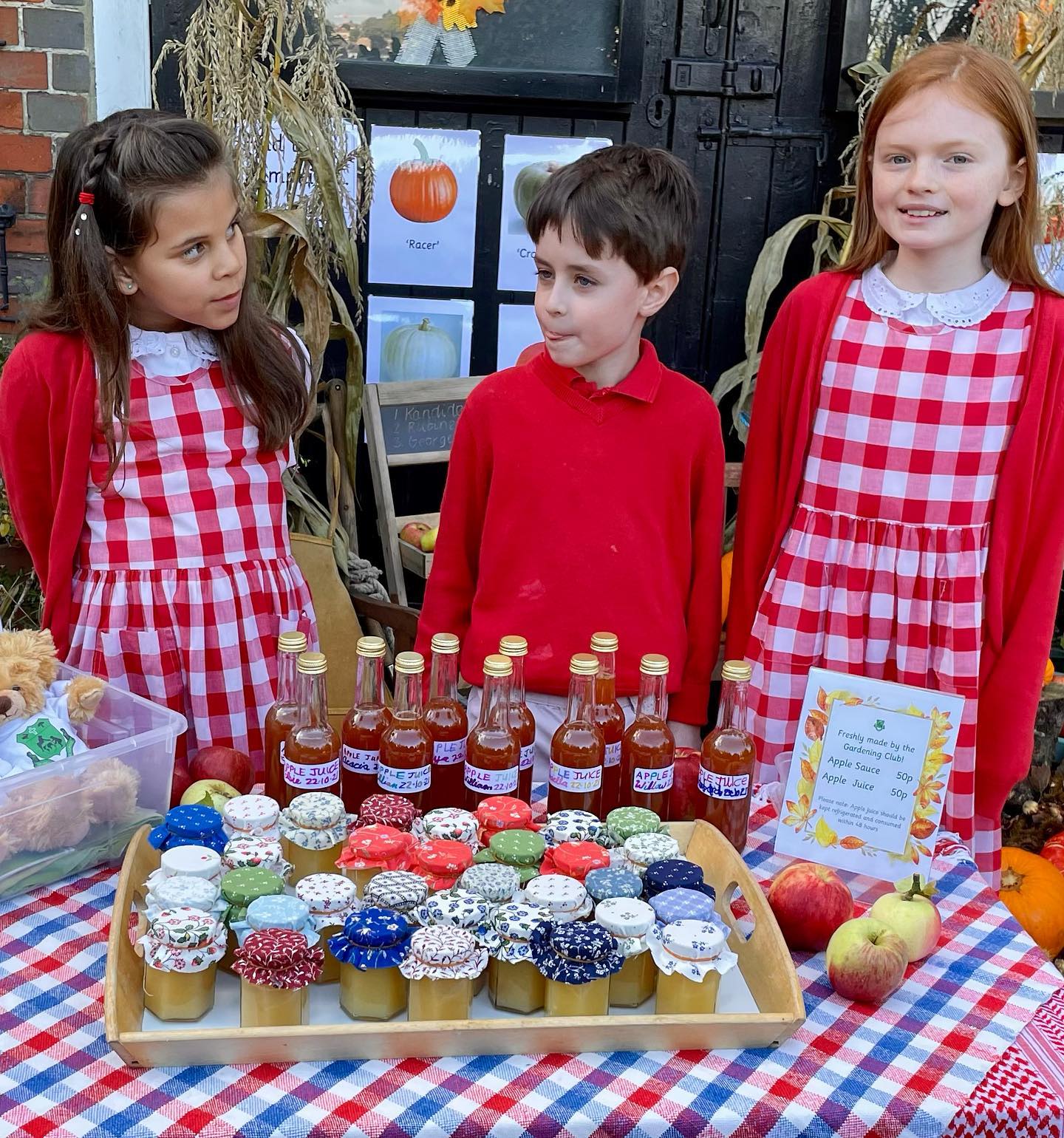 All the children had such fun using our new fruit crusher and press! They made 18 bottles of apple juice. They also made 48 pots of delicious apple sauce and cut out fabric toppers to decorate the jars.
#montessori #montessoriactivities #montessoriprimary #montessorikent