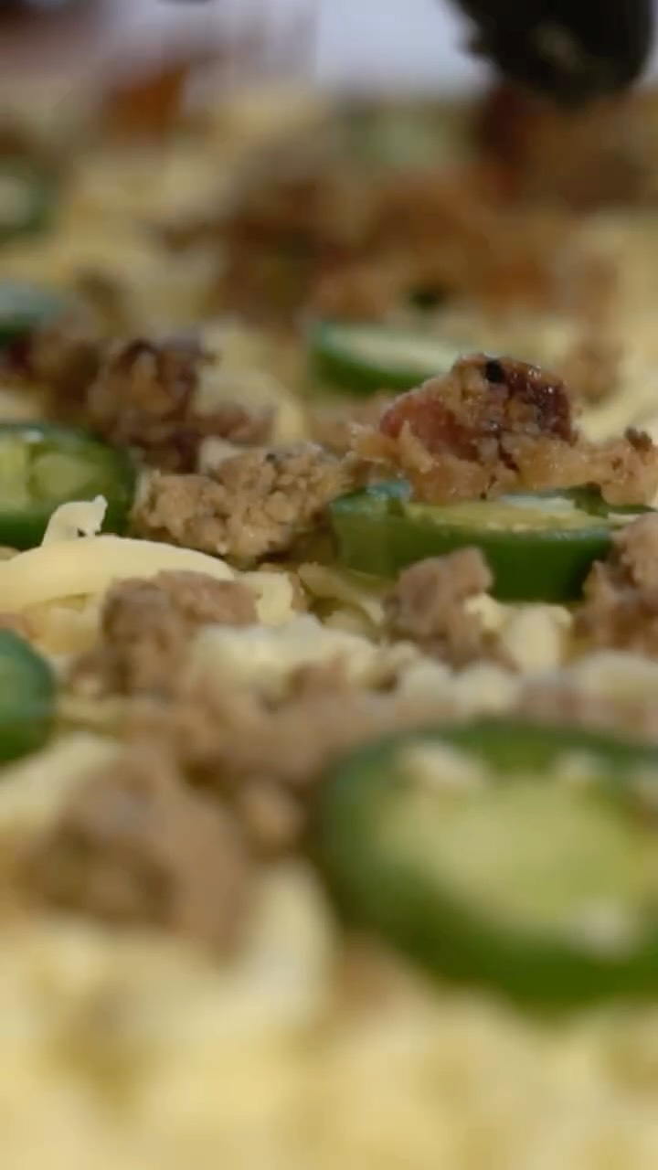 This pizza came to play ๐ถ๏ธ๐ง๐
Creamy cheese, bold jalapeรฑos, and fresh baked goodness all on one perfect slice. Only at GAPCo.
Order now โ gapc.co
.
.
.
#greenvilleavenuepizzacompany #gapco #DallasTexas #PizzaSlayer #PizzaCompany