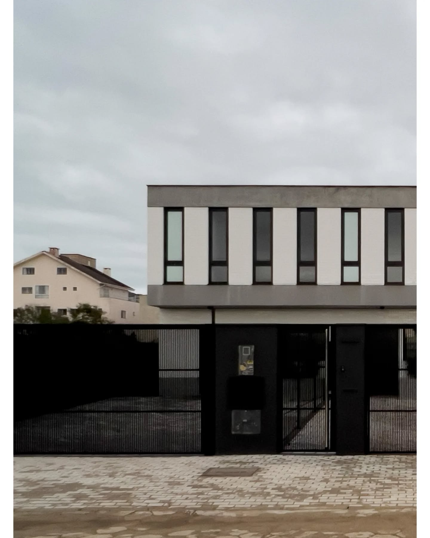 Casas Dos Lordes | 2025
Três casas geminadas de dois pavimentos, pensadas para moradia permanente ou uso por temporada.
O projeto se organiza em torno de um pátio central que conecta os dois níveis e permite que a luz e a vegetação atravessem a casa, integrando natureza e arquitetura.
Com 183 m² de área construída, cada unidade combina rigor técnico e uma estética limpa, com detalhes de acabamento que expressam coerência, durabilidade e conforto em todos os níveis.
Todas as unidades aproveitam a orientação norte nos fundos, garantindo luminosidade ao longo de todo o dia.
Um conjunto que une arquitetura contemporânea e qualidade construtiva — pensado para viver com luz, natureza e flexibilidade.
Ficha técnica:
Localização: Ingleses, Florianópolis, SC – Brasil
Tipologia: Casas geminadas de dois pavimentos
Arquitetura: Proyecto C – Argentina
Conclusão: 2025
Área construída: 183 m² por unidade
Área total: 216 a 250 m² (conforme a unidade)
Unidades: 3
Dormitórios: 3 (1 suíte + 2 demi-suítes) + 2 áreas flexíveis
Banheiros: 2 + lavabo
Vagas de garagem: 2
Diferenciais: Pátio central com jardim interno, ventilação cruzada, áreas flexíveis que ampliam as possibilidades de uso, orientação norte nos fundos, fachada com pastilhas cerâmicas brancas e balanços de concreto aparente.
.
www.kubiko.com.br
#kubiko #florianopolis #investimento
Projeto: @proyectoc_arquitectos
Ph: cortesía Proyecto C