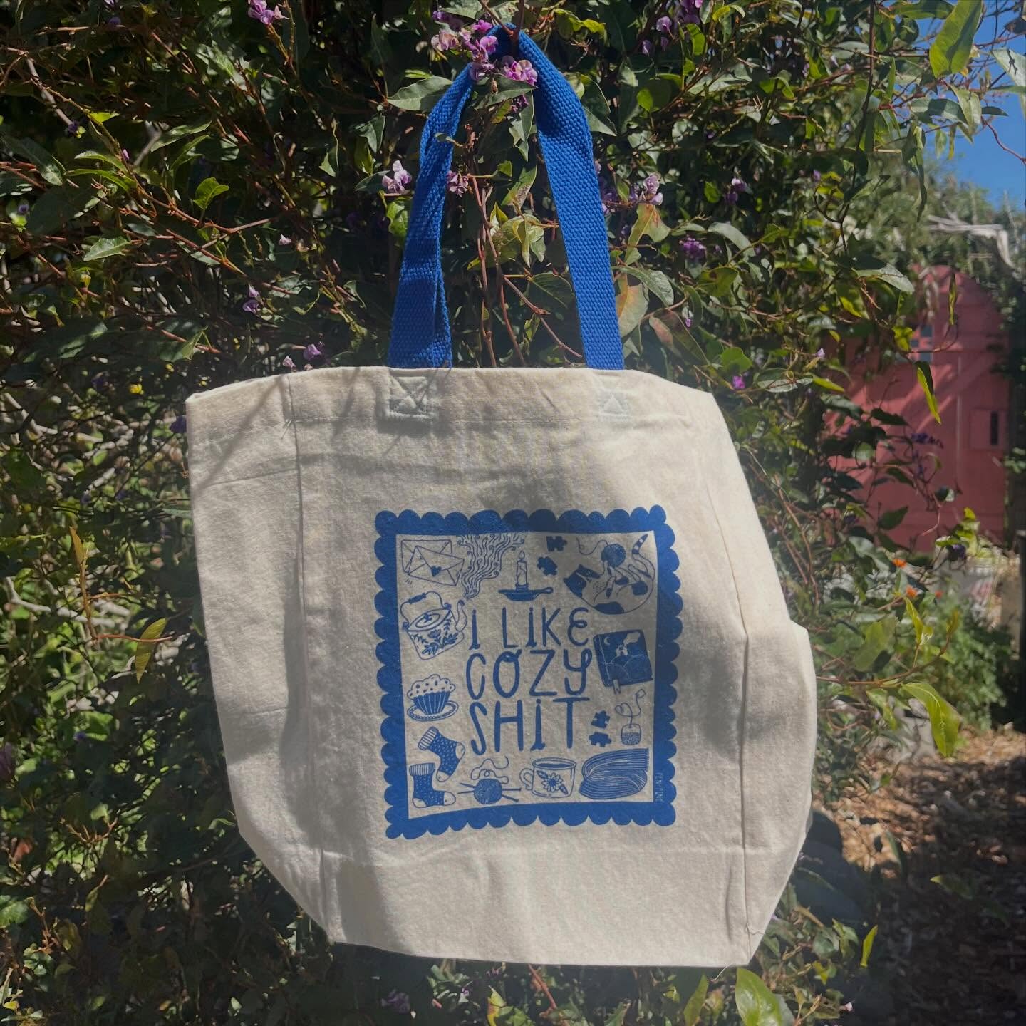 New tote bag, dropping tomorrow as part of my new collection. Will be available in my online shop at 6pm OR come and see me from 6-9 at my studio (215 C st).
.
.
.
#cozy #cozyshit #hobbies #totebag