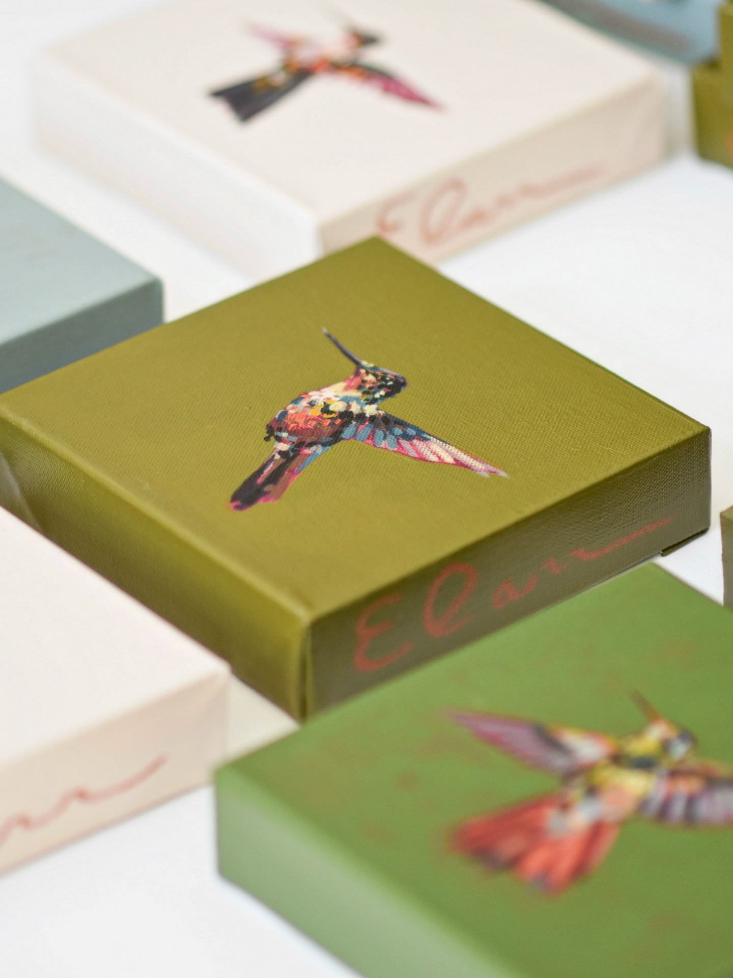 ✨ Greenville friends! ✨ I just dropped off a small batch of mini hummingbirds at @post220greenville for their pop up this week, (March 24–27!!!!) If you’ve had your eye on these, now’s your chance to grab one!
And if you’re not local and waiting on more… stay tuned, more are coming soon! ✨