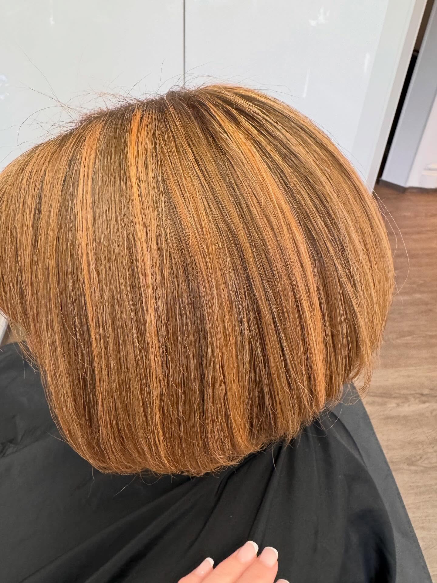 Nachher Vorher💥
Gewünscht war mehr Leben und ein bisschen wärmer aber der Ansatz ist ziemlich grau, es soll beim rauswachsen nicht so auffallen. Also haben wir am Ansatz ihre übliche Farbe genommen, gleichzeitig Folien mit Blondierung gesetzt und zum Schluss ein Glossing mit dem gewünschten Ton.
Glückliche Kundin = glückliche Frisörin