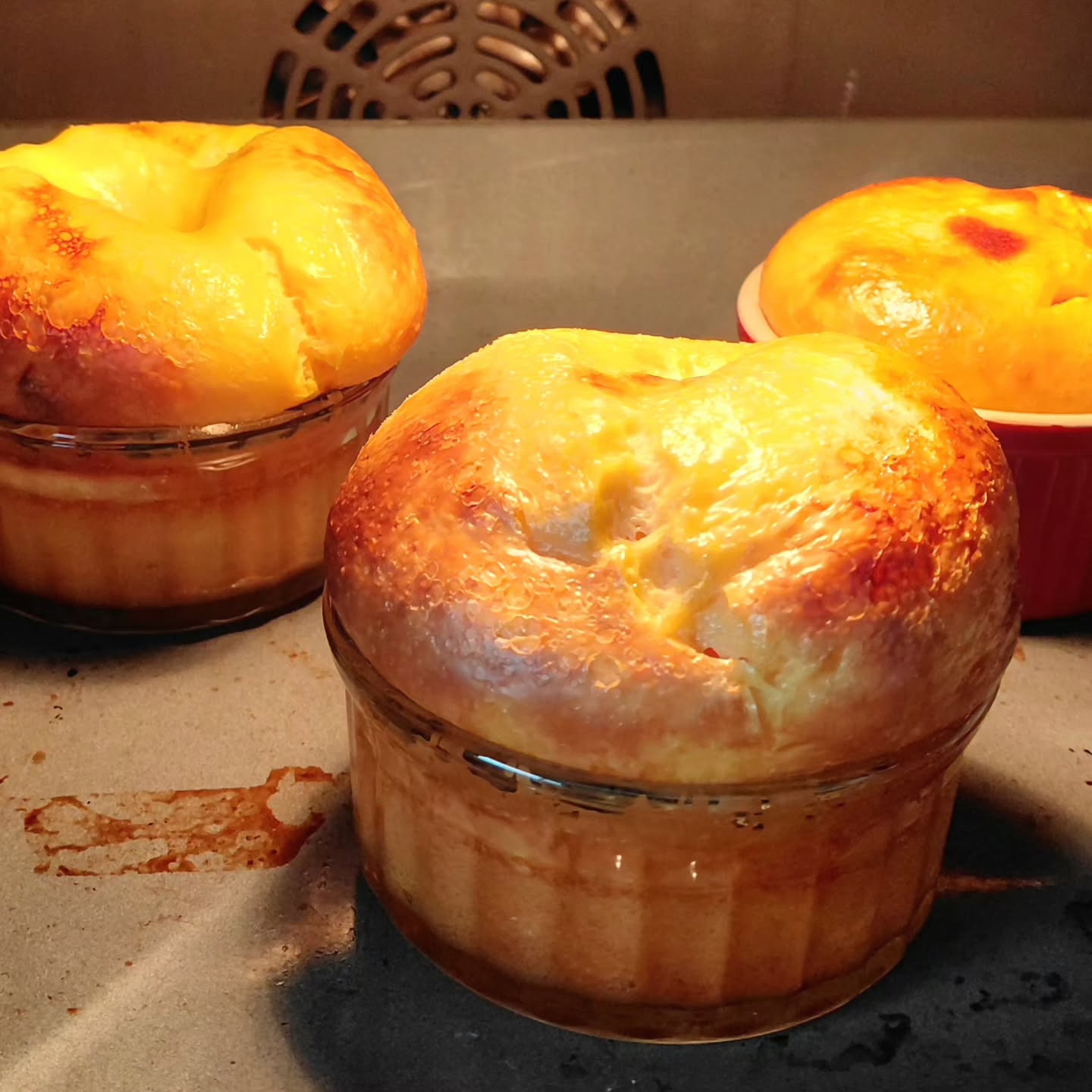 Adı yok, ama içinde sadece; yumurta, süt, krema ve bal var.