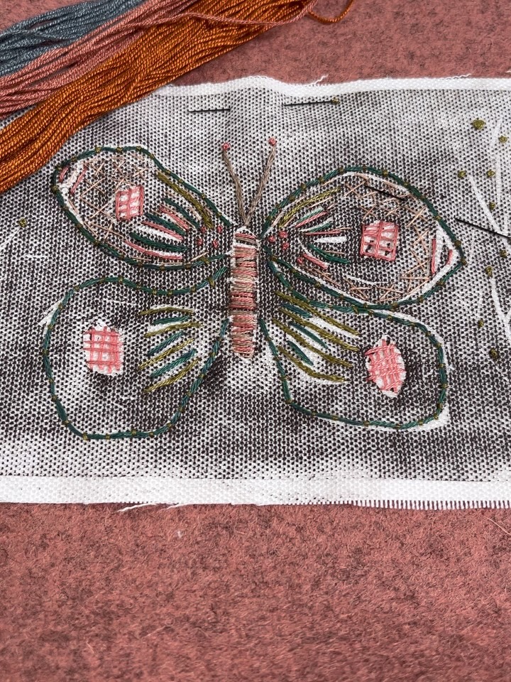 Deciding on the colour of threads to attach the linocut panel to the felt backing ....
#linocutprint #linocutart #butterfly