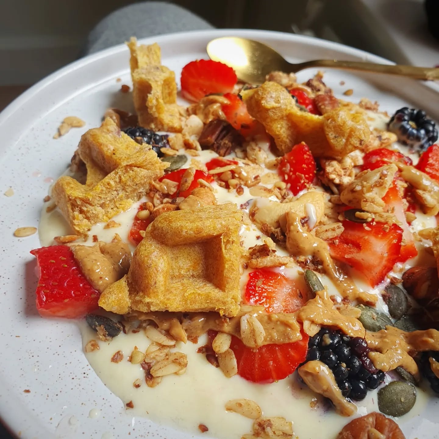 Tip: ga eens ontbijten of lunchen bij @bnutbrasschaat en neem wafeltjes mee om ook de dag nadien nog te genieten. 😋
Je kan de wafeltjes uiteraard zo eten, maar je kan ze ook toevoegen aan je ontbijt. Ik voegde het volgende toe:
🔸️Homemade granola met havermout, noten, pitten en zaden
🔸️@alpro vanilleyoghurt
🔸️Braambessen
🔸️Aardbeien
🔸️Pindakaas