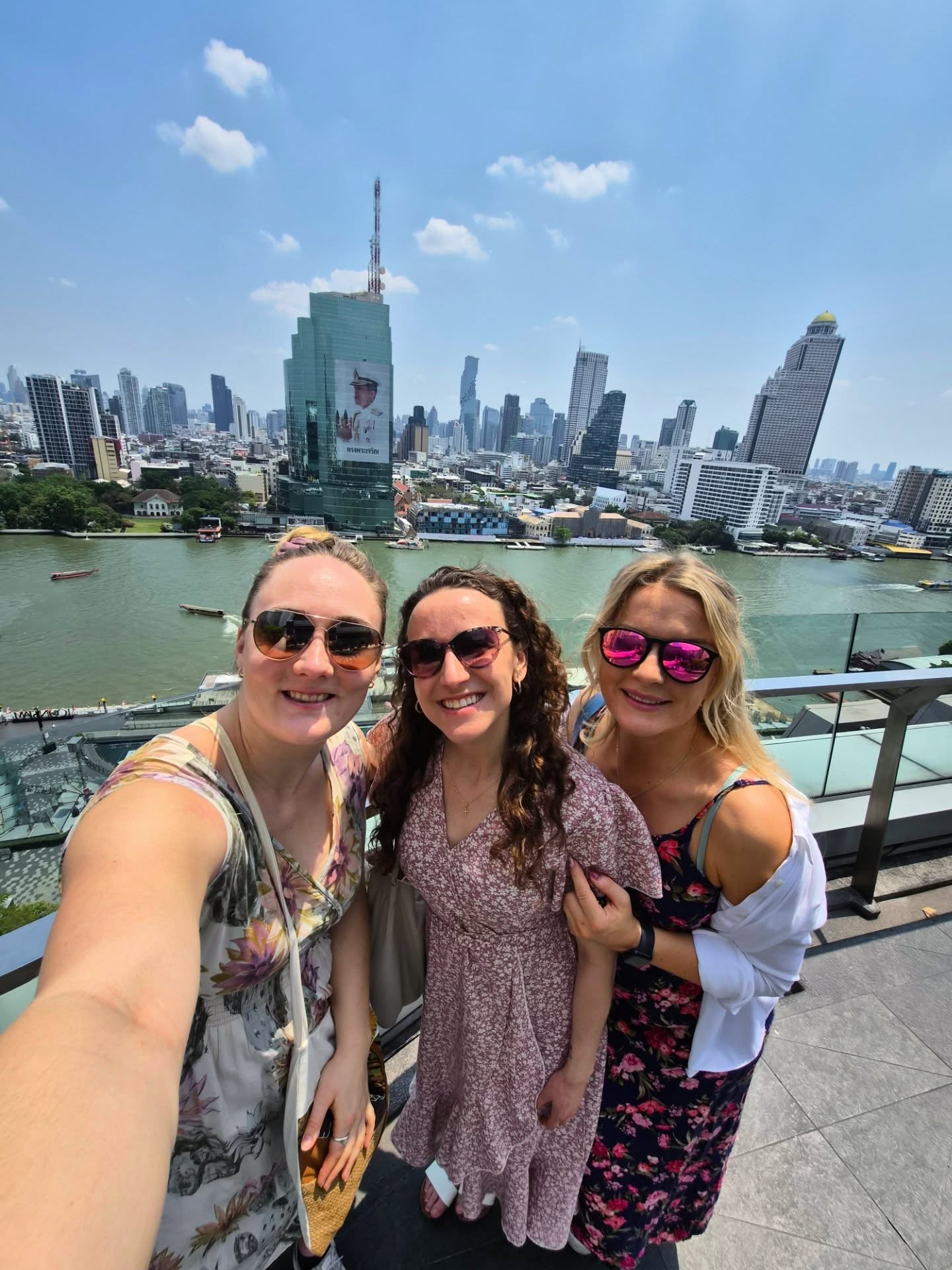 Found Olympic rings, random things and Singapore slings with friends in Singapore 🇸🇬 & Thailand 🇹🇭
#sleighallday