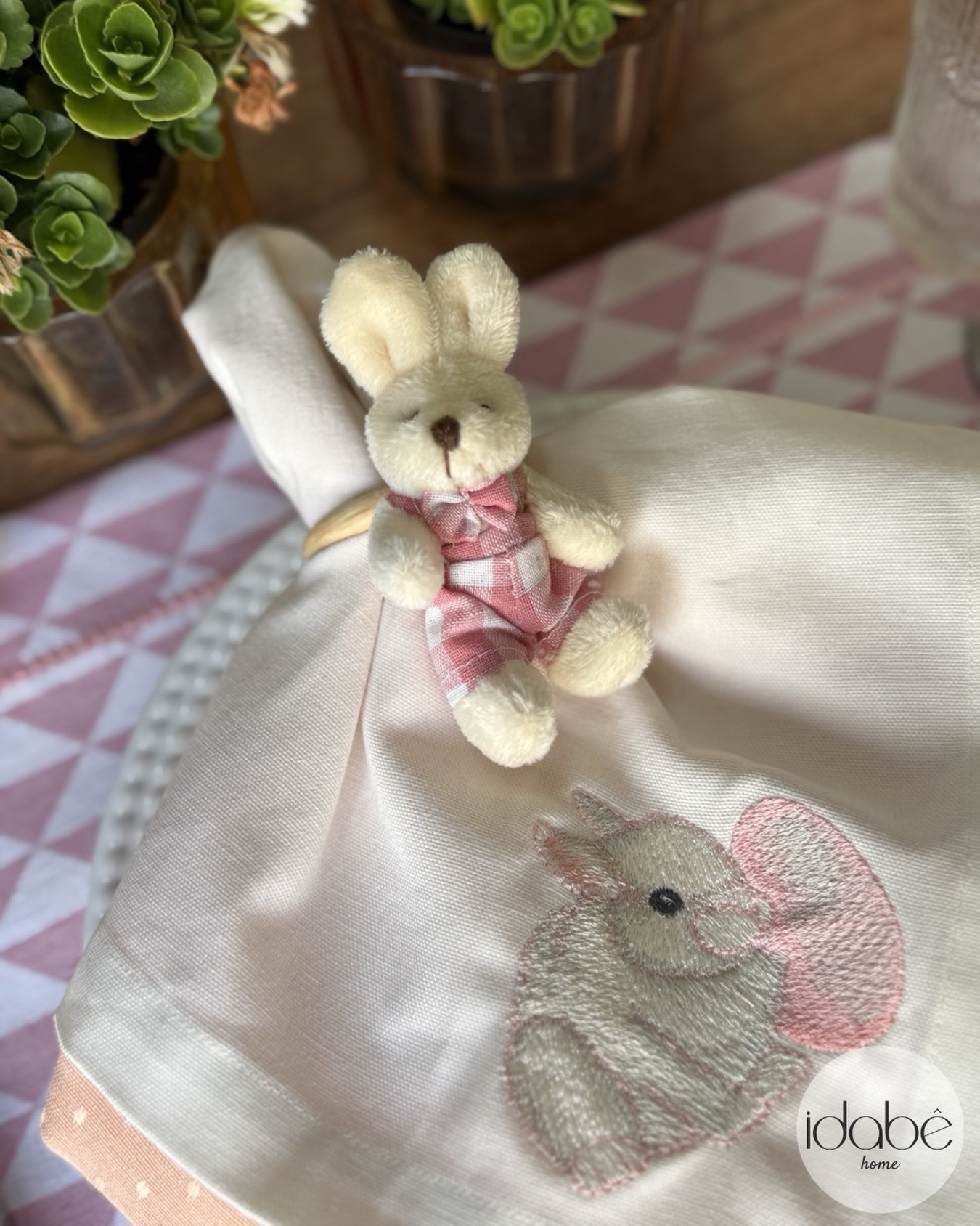 Um zoom 🔍 na fofura que é esse Porta Guardanapo de coelhinho 🤍
Garanta o seu!
• 11 94331-1286 • www.idabe.com.br •
#portaguardanapo #portaguardanapodepascoa #mesapostadepascoa #idabêhome