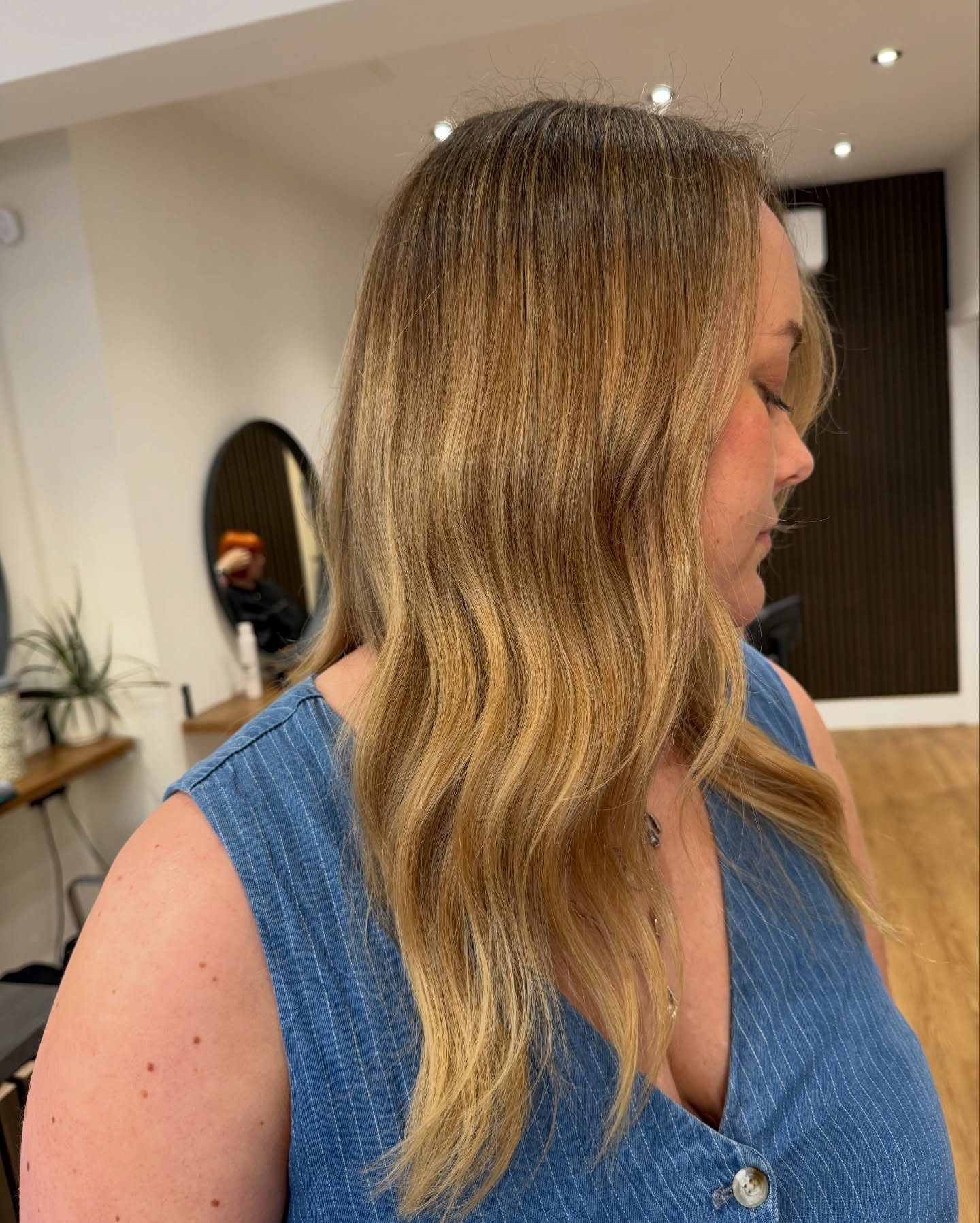 Balayage transformation for Sophie 💚
The longer and brighter days are here! Is it time to brighten up your colour to?
Send us a DM to get your hair summer ready