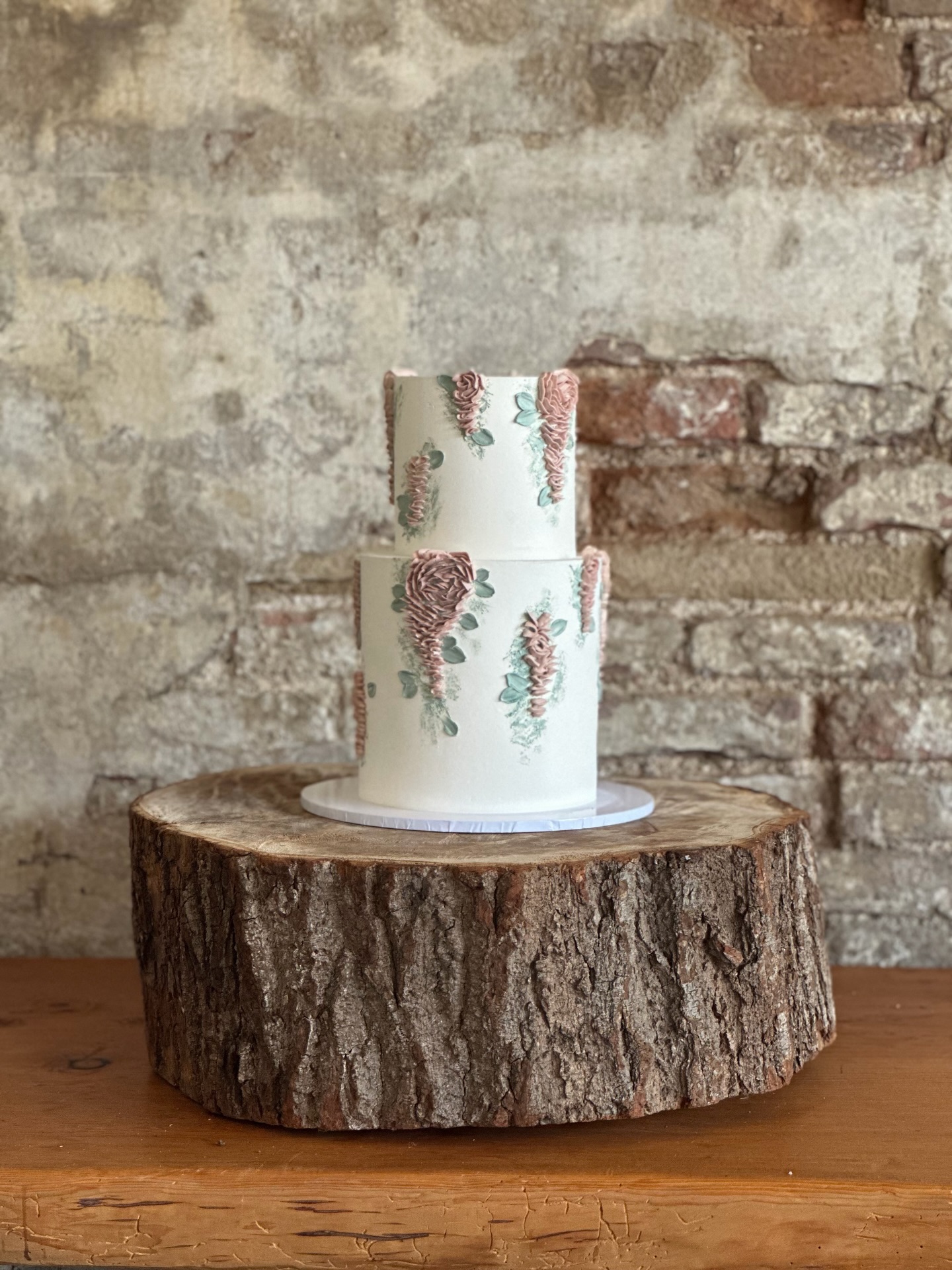 Some weekends there are multiple wedding cakes heading out of my studio at home, all for different couples, venues and designs ~ and even now it’s still a little pinch me moment that people choose me to be part of such an important day 🥰
This one started here and ended up looking so at home at the venue 🤍
Wedding season is definitely underway now…
Cake & Thistle | Bespoke Wedding Cakes Lincolnshire & East Midlands