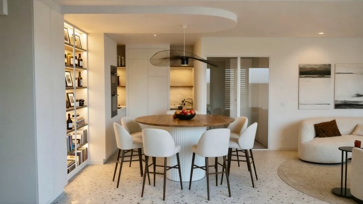 Deze klanten droomden van een modern, fris vakantie appartement aan zee. We kozen in dit ontwerp voor een fris wit kleurenpalet als basis, aangevuld met warme houtaccenten en een ceppo‑vloer die subtiel verwijst naar de textuur van het strand. Ronde vormen laten de ruimtes vloeien: van de sculpturale Vertigo‑pendel boven de ronde eettafel tot de zachte curves van sofa en fauteuils. Het keukeneiland kreeg halfronde verticale ribbels; een detail dat tactiliteit en ritme toevoegt zonder de rust te doorbreken.
Op zoek naar jou interieur dat sfeer en verfijning uitstraalt?
Ik ontwerp ruimtes waar materialen, licht en sfeer samenkomen in pure sereniteit.
Sla op voor je volgende kustrenovatie & tag iemand die hier een weekend verdient.