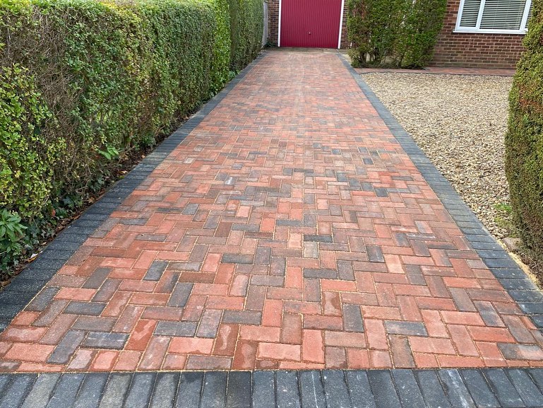 This brick-weave driveway was installed in Taverham last week.
Completed using brindle coloured bricks with a charcoal border.
We pride ourselves on our attention to detail… from the curve in the path to the final cuts 🤩
We install all of our driveways on a solid base meaning they won’t sink, move or crack!
Please don’t hesitate to get in touch for a free, no obligation quote.
📞 07788 430480
📧 hello@deebasurfacingandlandscaping.co.uk
#TarmacDriveways #TarmacNorwich #BlockPaving #NorfolkDriveways #DrivewaysNorwich #Landscaper #NorwichLandscaper #ResinBoundNorwich #TarmacNorwich #NorwichDriveways #Asphalt #TaverhamDriveways #BrickweaveDriveways