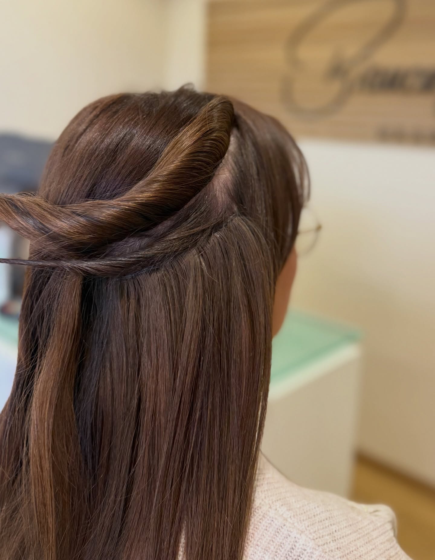 Laurea Haarbänder 🌸
Auf Wunsch arbeiten wir die Laurea Haarbänder bis in die Konturen ein. Laurea Haarbänder -ganz natürlich und individuell auf dein Haar abgestimmt, bieten sie Dir maximale Flexibilität.
Die Haarbänder können versetzt gesetzt werden , sodass wir flexibel arbeiten und das bestmögliche Ergebnis erzielen.
Ob Verlängerung , Verdichtung oder beides - mit Laurea Haarbänder ist alles machbar.
Hast du Interesse? Dann vereinbare gerne einen persönlichen Beratungstermin bei uns .
#friseurhabichtswald #friseuraltenstädt #haarbänder #laureaextensions