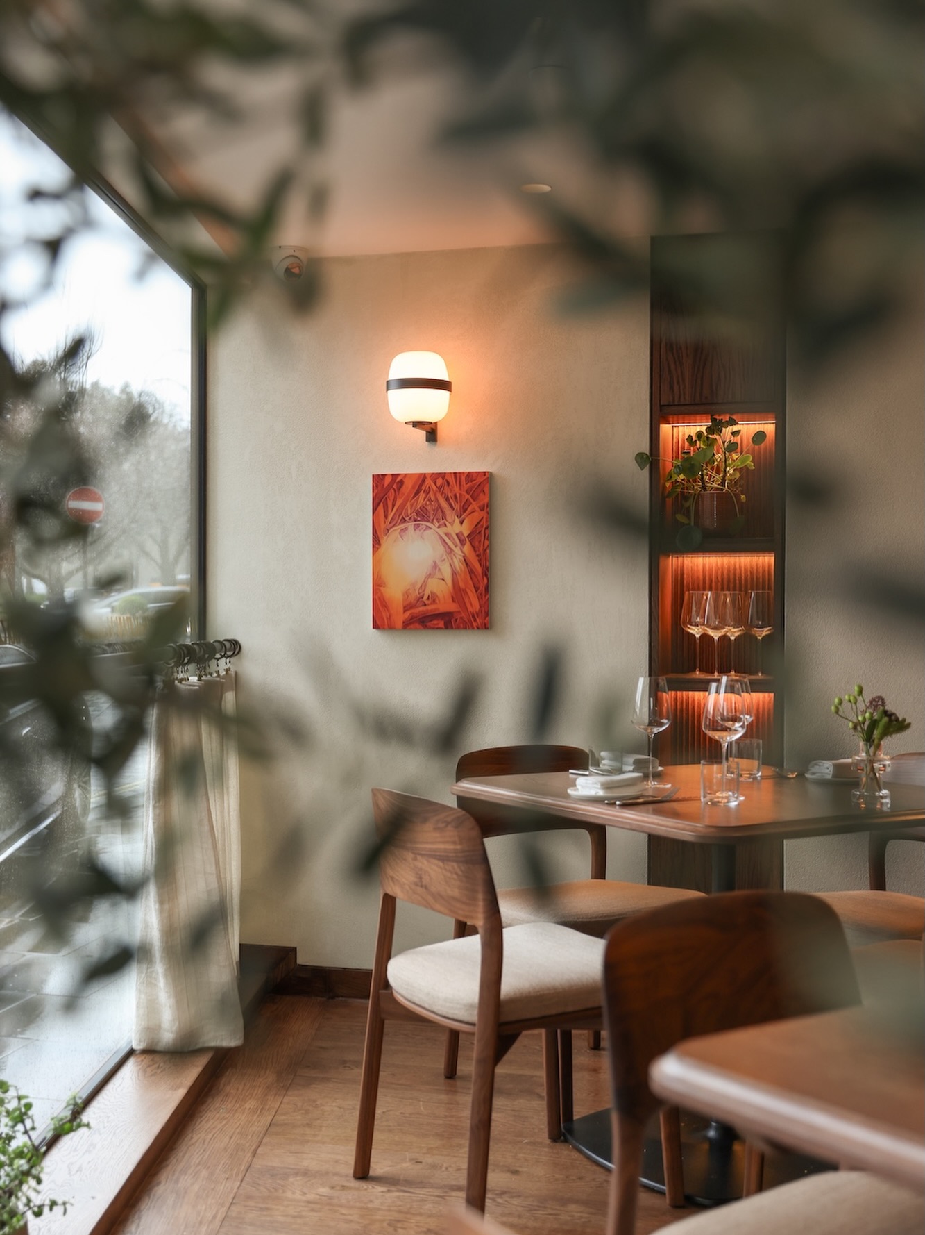 Enjoy the energy of spring from our dining room, where expansive windows look out towards Hyde Park and welcome the sunlight.
To book, see link in bio.