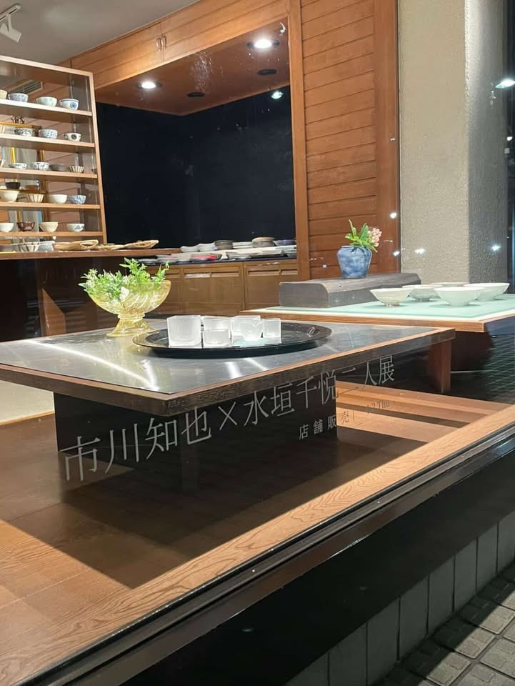 .
絶賛開催中!
昨日4/2から、九段の暮らしのうつわ花田さんでの作品展が始まりました。
素敵な展示風景の画像が届きましたので共有させていただきます。
作品展は来週月曜日の6日までです。
在廊はございませんが是非作品に会いに来てください!
#静寂閑雅 #市川知也 #心陽是匠也 #板知屋 #ガラス工芸