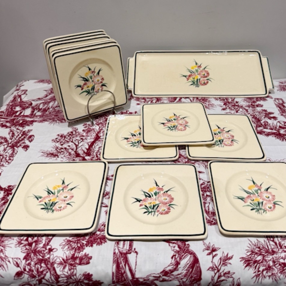 Service à dessert en faïence de Gien comprenant 12 assiettes et un plat à cake .
Modèle Butterfly , décor peint à la main .
Assiettes : 14,5 x 14,5 cm
Plat : 37 x 14 cm
Ce service est en bel état , pas d’éclats ni de fêles.
Toujours plaisant le format carrés pour les assiettes à dessert .
🛒 prix 235€
#artdelatable🍽 #serviceadessert #assiettes #faience #gien
