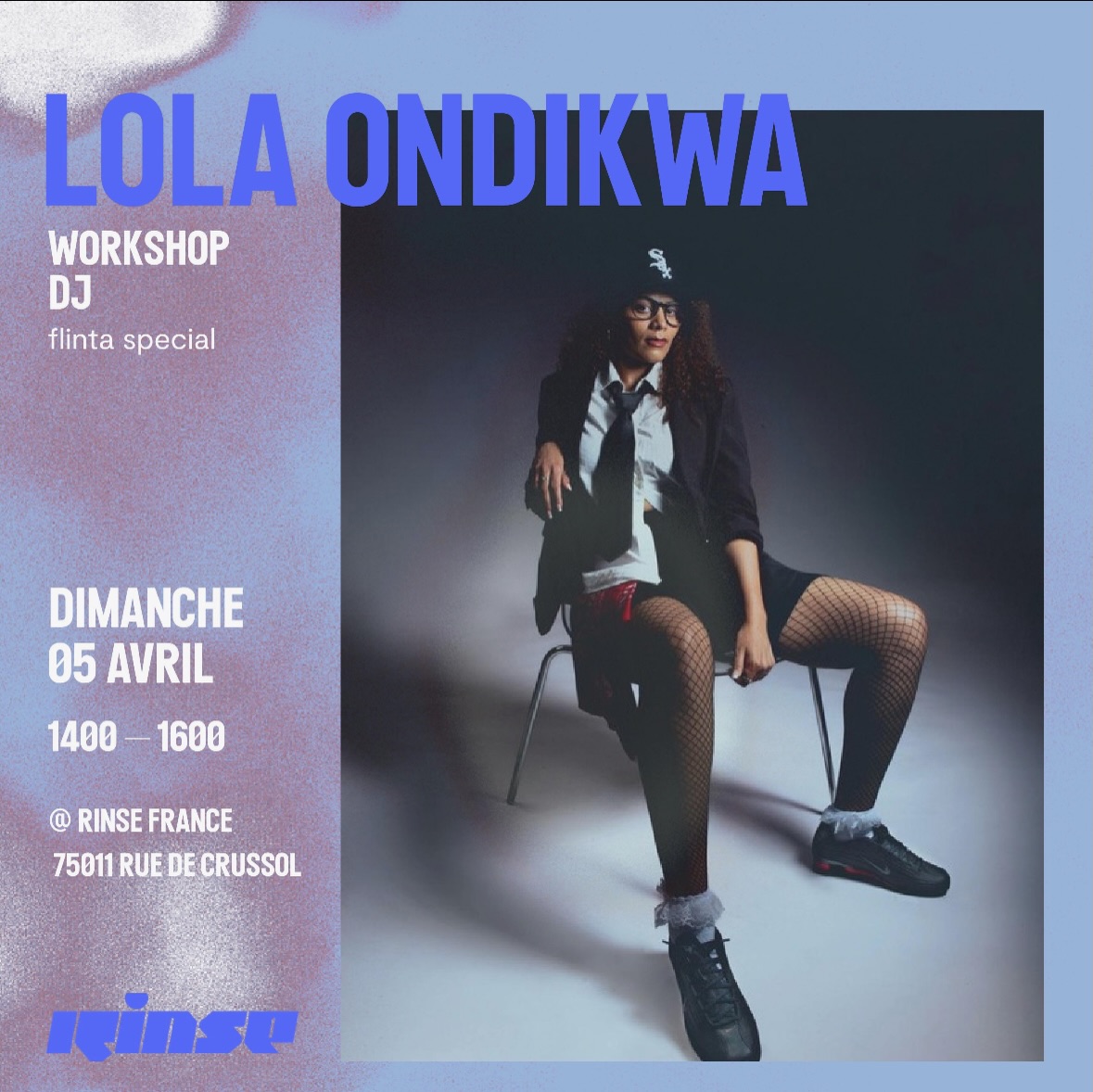 Il y a 4 ans, je participais à un workshop DJ avec Rinse.
On sortait du confinement.
J’étais en train de me chercher, de comprendre ma place, de construire mon univers.
Ce dimanche …
je donne à mon tour ce workshop.
Entre temps, j’ai construit une vision, un univers, une voix.
J’ai lancé Ondi Kwa Show.
J’ai pris ma place.
Et surtout…
Je sais que transmettre, c’est tout aussi important que performer.
Ce workshop FLINTA* (déjà complet), me touche particulièrement.
Si je peux ouvrir une porte, ne serait-ce qu’un peu,
alors on avance.
Juste pour vous rappeler que c’est possible !
#ondikwashow
