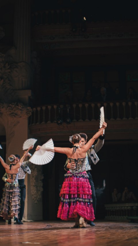 Cada dia que podem ballar al Palau de la Música és un regal ✨; no només per la brillant música de Bizet 🎶, sinó també per la intensitat viva que neix de cada nota, respirada i conduïda per la mirada sensible del jove director @jofre_bardolet 🎼.
Carmen no és només una òpera: és un batec indomable ❤️🔥, una flama que crema sense demanar permís 🔥. És amor que no es deixa domesticar 💃, passió que trenca límits, ritme que travessa el cos fins convertir-lo en llenguatge 🖤.
En aquest espai màgic, on cada mosaic sembla escoltar ✨ i cada llum acarona l’aire, els cossos de NS Dansa esdevenen eco d’aquesta història eterna 🌹. Moviments que neixen del desig, de la llibertat, del vertigen d’estimar sense xarxa 💫.
Gràcies a NOVARIA i @sergicarreras per fer possible aquest univers on la dansa, la música, els veus i l’ànima es troben 🙏
I gràcies, Carmen, @sophieburns.mezzo per recordar-nos que viure —com ballar— només té sentit quan es fa amb tot el foc dins 🔥❤️
Photographer:
Del amià Figueras @normal.era.studio