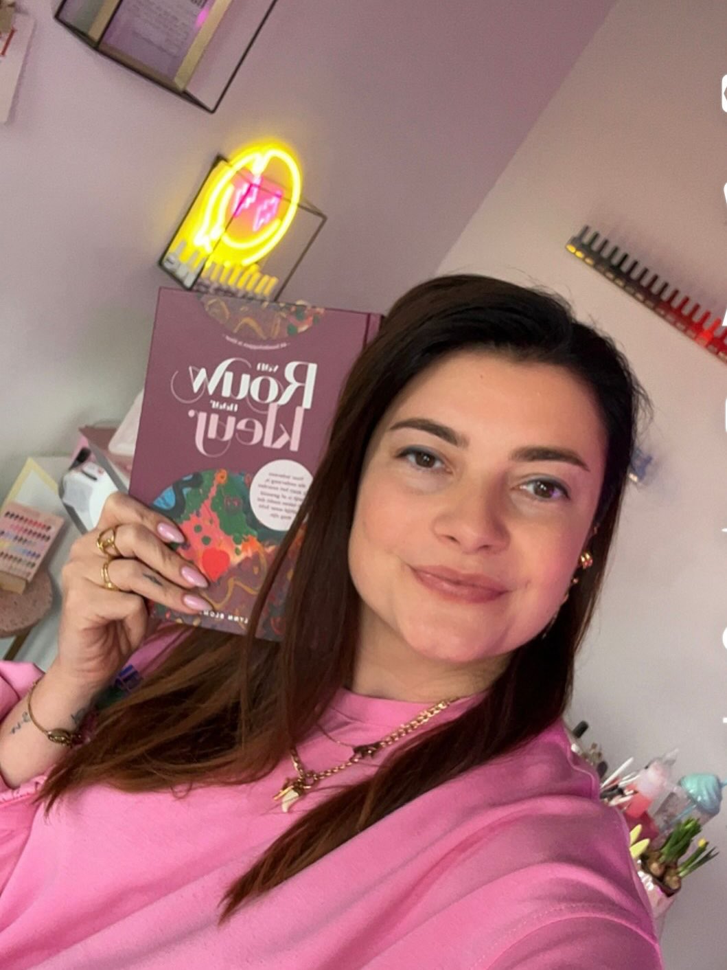 Op de foto: Yasmine Rasschaert. Mijn nailbestie én vaste maandelijkse therapiesessie 💅🏻
Ik kom voor mijn nagels… but we also share life updates & loads of juice 👻
Al jaren zit ik in haar stoel aka quasi de enige stabiliteit in mijn leven😂
Extra leuk: je kan mijn boek Van rouw naar kleur ook bij haar aankopen vanaf nu én ze was er gewoon bij op de boekvoorstelling 🫶🏻
Dankjewel @nailsbyyesmani , voor de goeie vibes, de laughs en het feit dat mijn handen er altijd uitzien alsof ik mijn leven perfect onder controle heb🔥
Voor @yasminelicious of delicious food on Friday van @papichulo.belgium (haar +1) moet je in Uitbergen zijn!
#nailtherapy
#selfcare
#kleurentherapie
#boekvanrouwnaarkleur