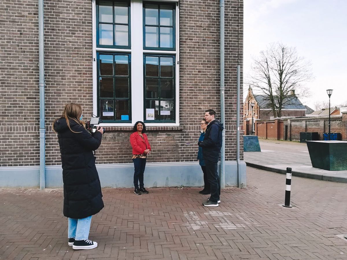 Vorige week tijdens de opnames voor het boek ‘1 jaar corona in Goirle&Riel’, vol persoonlijke verhalen en foto’s van inwoners en zelfs de burgemeester van Goirle (zie laatste foto). Geheel in coronastijl is de lancering vanavond online en wordt mijn reportage over het boek uitgezonden op de facebook pagina’s van @bibliotheekmb Goirle en @gemeentegoirle. Oja, als ik wist dat deze foto