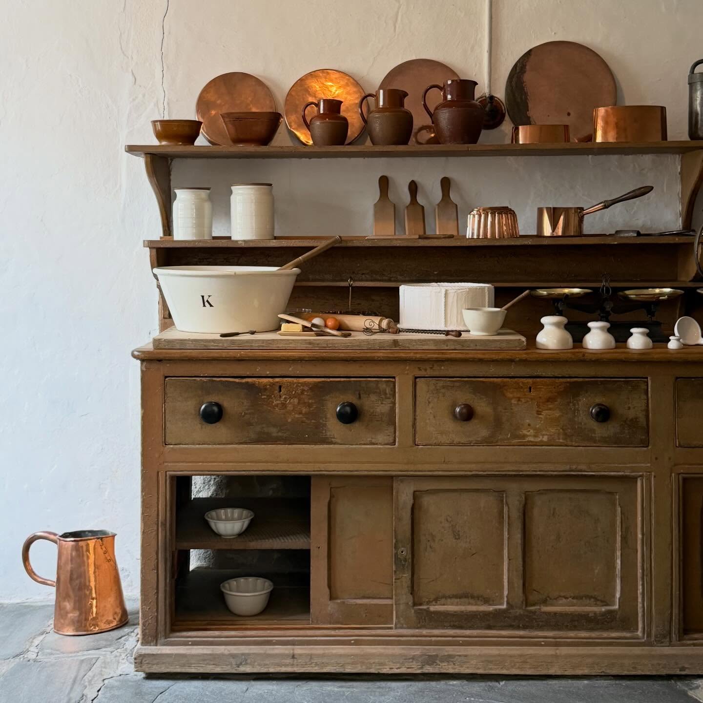 Old love - I don’t even need to say anything do I, except maybe heaven? 😍🫶🏻
#saltram #historicbuildings #patina #oldkitchen #oldwood