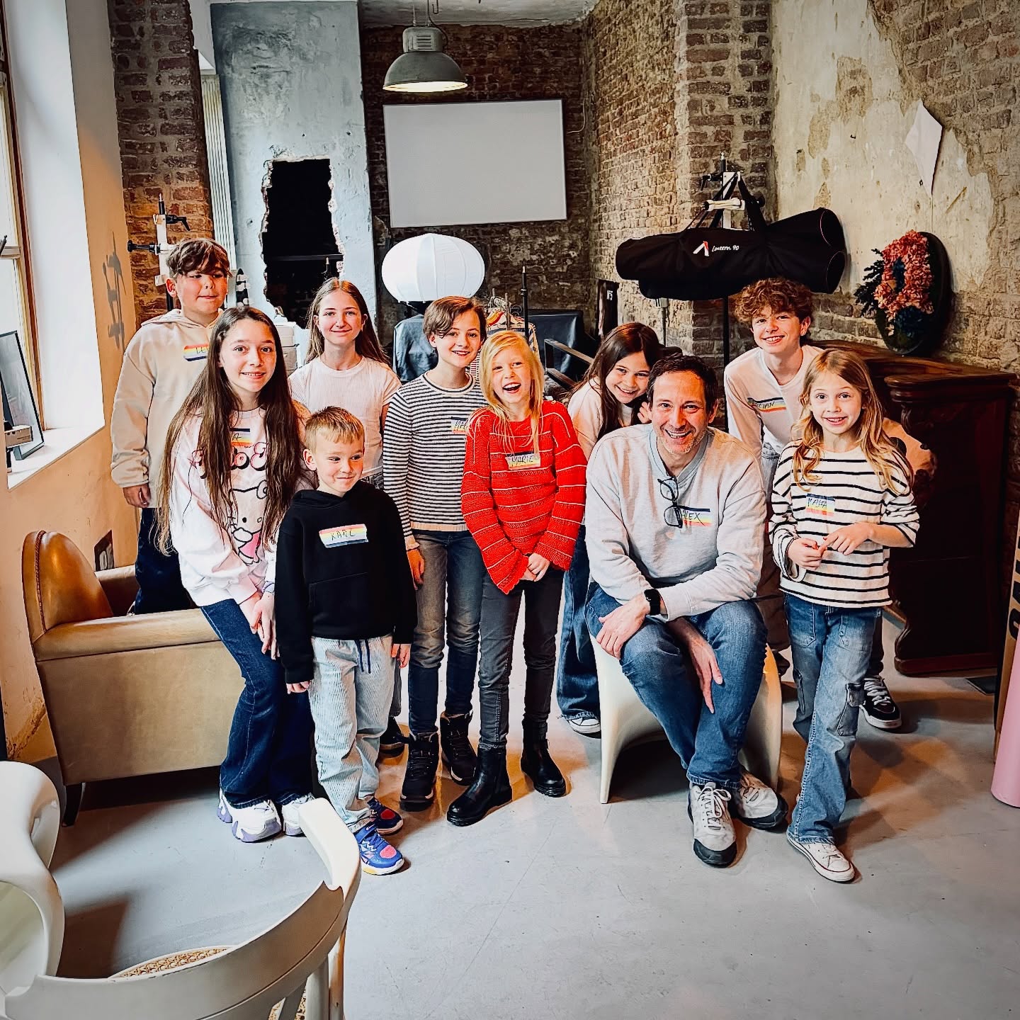 Danke für einen wunderbaren Workshop-Tag bei @soehne.toechter
Wir haben improvisiert, emotionale Wahrhaftigkeit erforscht, viel gelacht und mit großer Spielfreude daran gearbeitet, Präsenz, Ausdruck und echtes Reagieren sichtbar zu machen.
Eine großartige Gruppe, voller Offenheit, Mut und Freude am Ausprobieren.
Herzlichen Dank an Nicole Carla für die Einladung und das Vertrauen.
#shortlistcoaching #kidsactor #schauspiel #schauspielworkshop #casting