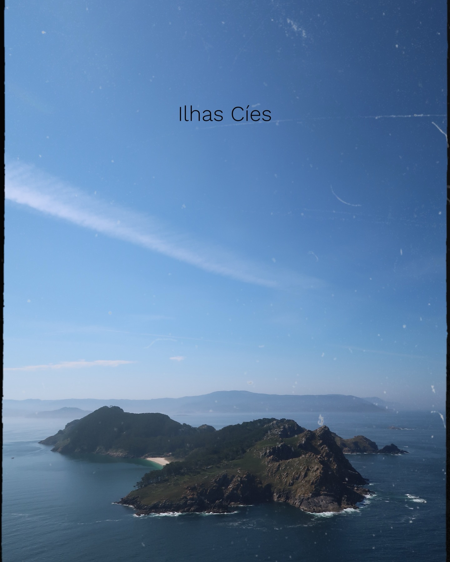 Ansiávamos por chegar ao último ponto no nosso roteiro: as Ilhas Cíes.
O exuberante arquipélago, composto por três ilhas, é uma reserva natural protegida devido à sua biodiversidade. No Atlântico habita uma abundante vida marinha e os densos bosques são refúgio para uma considerável colónia de aves.
Prescindir do conforto de um hotel, mas estar em plena conexão com a natureza, num local único, foi mais do que justificável. O ruído das gaivotas despertava-nos ainda de madrugada, os sentidos eram estimulados com o aroma a pinheiros e a brisa de água salgada que entrava pela tenda.
Longe do bulício de praias abarrotadas e temperaturas asfixiantes do sul da Península, a Galiza oferece a combinação perfeita entre costas abruptas, paisagens arrebatadoras, montanhas verdejantes, aldeias com charme e uma riqueza gastronómica que nos vicia.
Leiam o roteiro completo através do link na biografia.
#DiáriodeBordo #newblogpost #travelblog #Galicia IslasCies