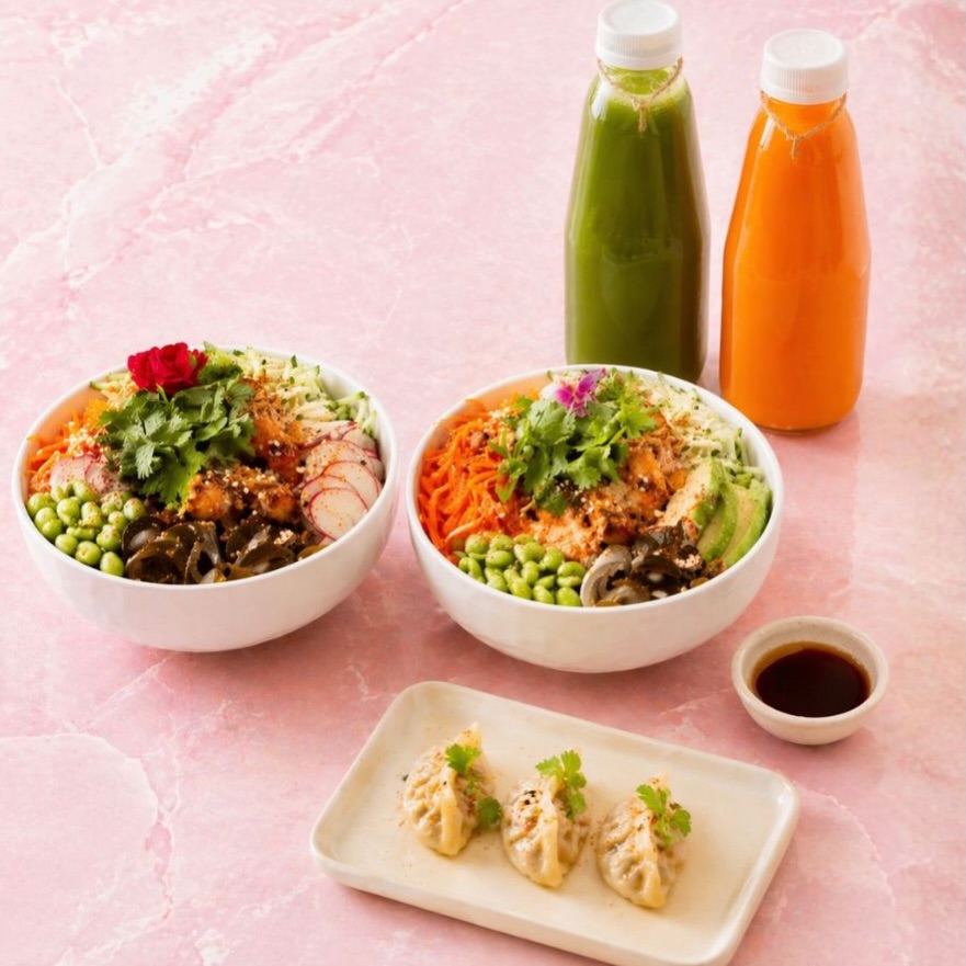 Clock out and bowl up with our new surf and turf combo this Worker’s day. 🌴🤙
Flavour-packed bowls, fresh-pressed juices & melt-in-your-mouth potstickers... your perfect combo, sorted.
