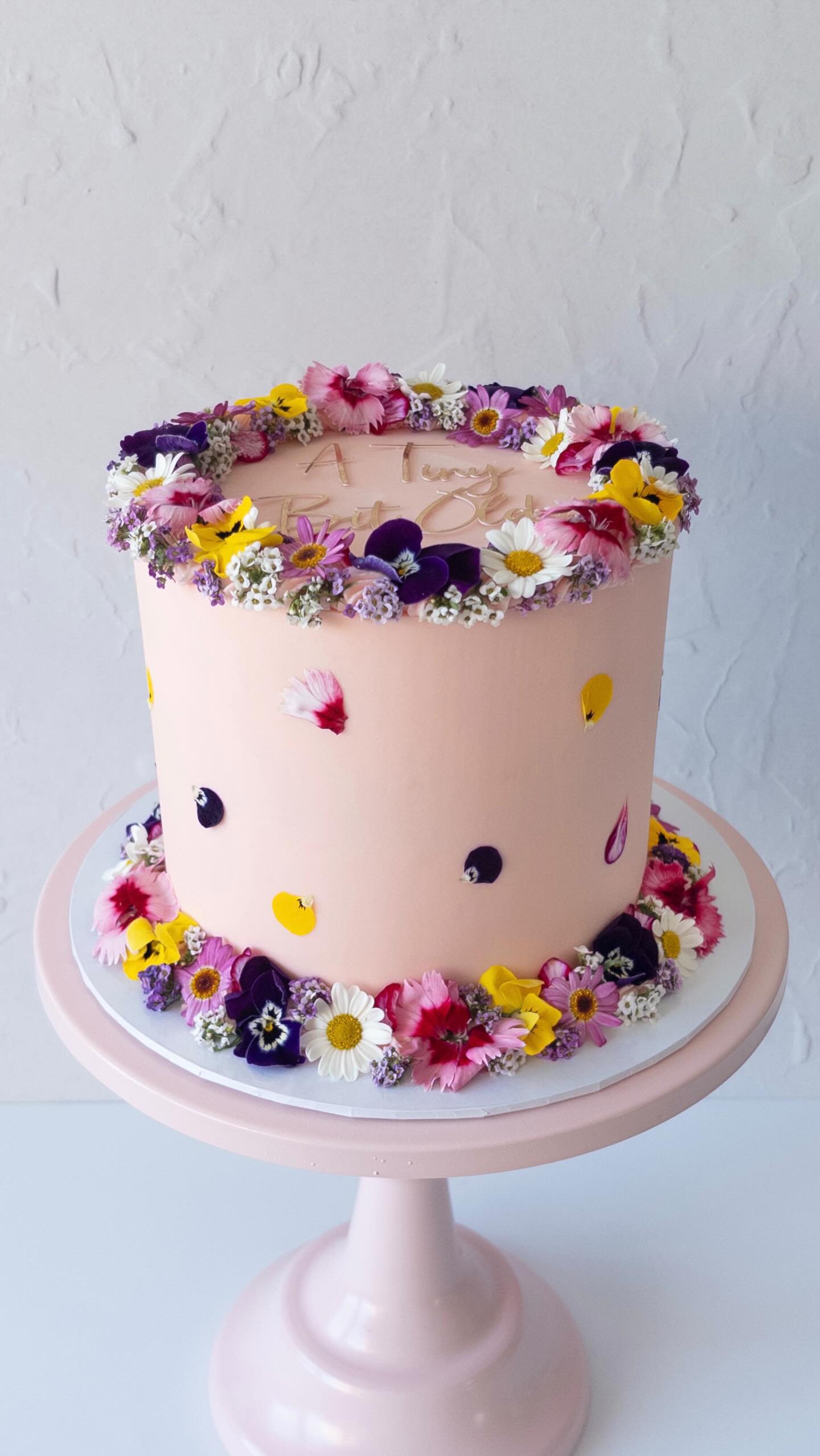 When your customer tells you they couldn’t bring themselves to cut the cake and had to get someone else to, you know you’ve nailed it 🙌 🌸
Flowers by the amazing @nurturedinnorfolk
#edibleflowercake #edibleflowercakes #edibleflowerscake #flowercakes #cakesharrogate
