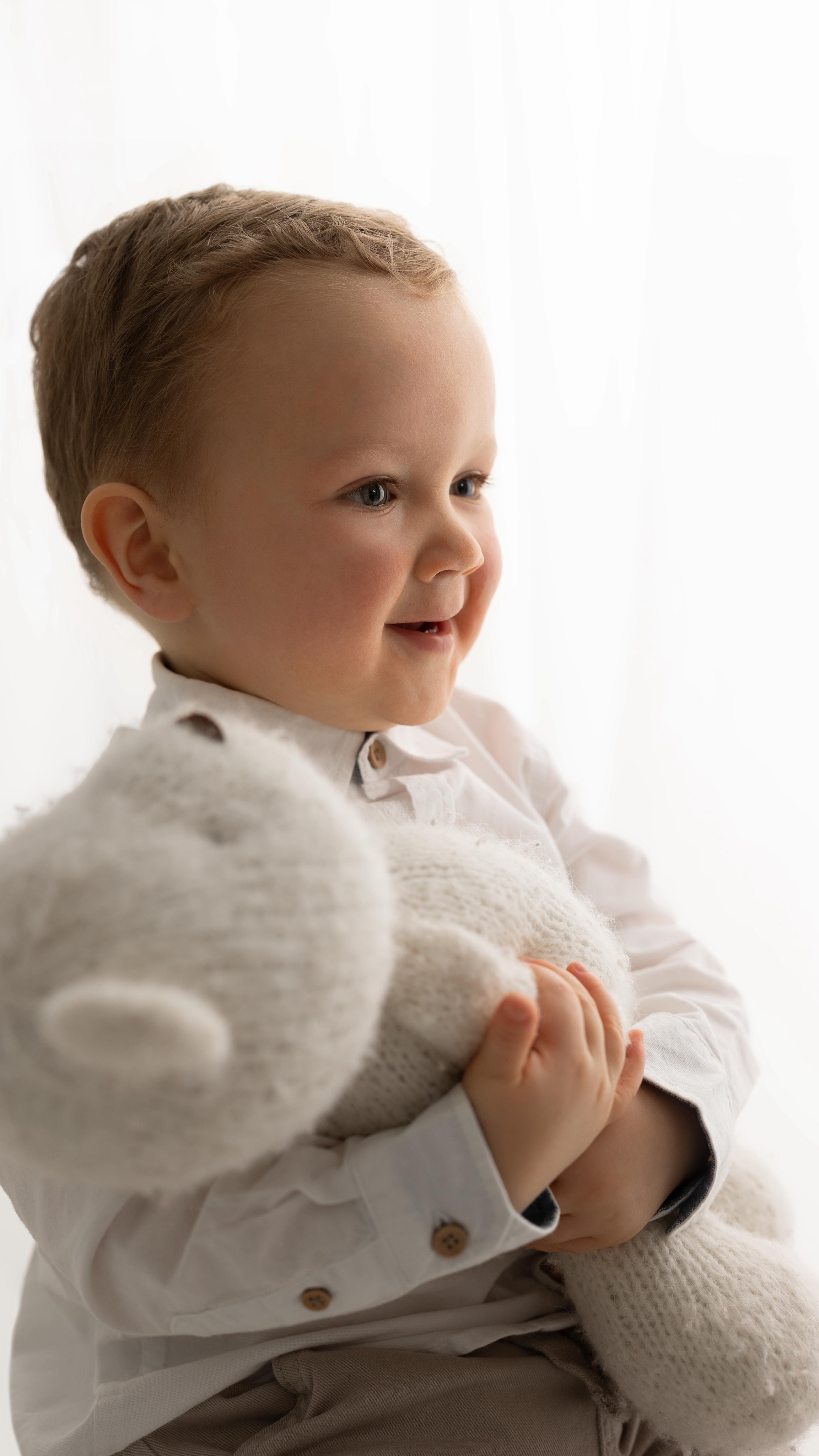 Behind every settled baby is a parent who feels supported and reassured🤍
I know how it feels to walk into something new with a little bit of nervousness, that’s why every detail of my studio is designed to feel calm and safe from the moment you arrive.
There is no expectation here, just a gentle, guided experience where both you and your baby are cared for.
Because beautiful images begin with a peaceful environment
and a parent who can finally exhale ✨
With over six years of experience working with newborns, I’ve learned that patience, intuition and a calm environment make all the difference allowing each session to unfold naturally and beautifully🤍🫶🏼