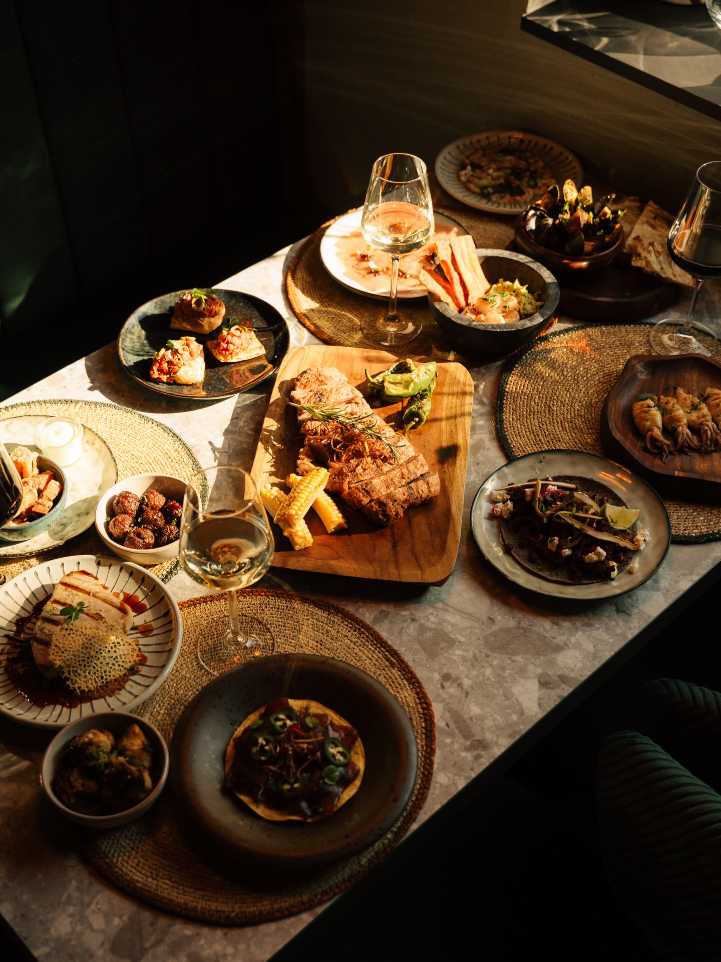 ¡TAPAS. FEUER. LEIDENSCHAFT! 🕊️🌸🌵
——
Ready für einen Abend voller Geschmack? Tapas frisch vom Josper 🔥 Dazu ein Vino 🍷 - wir sind ready für euch.
Kommt vorbei und genießt den Abend mit & bei uns.
la vida es ahora, no más tarde. 🫦🍸🍹🌵
¡hasta ahora! 💋
• PALOMA LOLA - bar de tapas
• Ochsenstraße 1, 48529 Nordhorn
_______________
#palomalola #tapas #cocktails #restaurant #bar