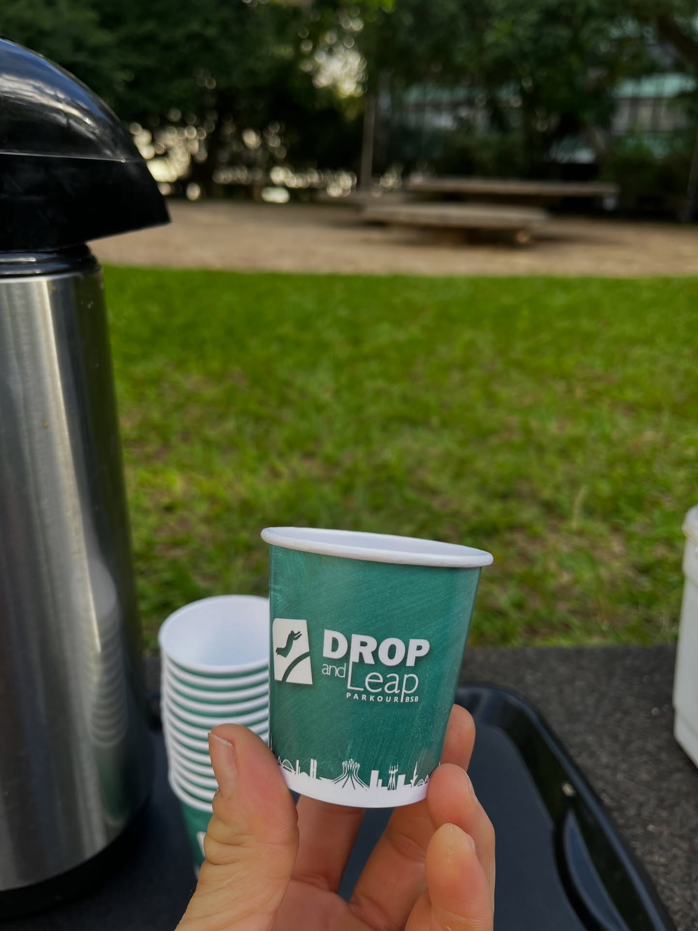Enquanto as Kids se exercitam, os papais e mamães se deliciam com o EXCELENTE CAFÉ de ESPECIALIDADE do nosso parceiro @mokadocafes ☕️
Aqui, qualidade de todos os jeitos!
PARKOUR + RUA + CAFÉ 💚
Venha nos fazer uma visita!
