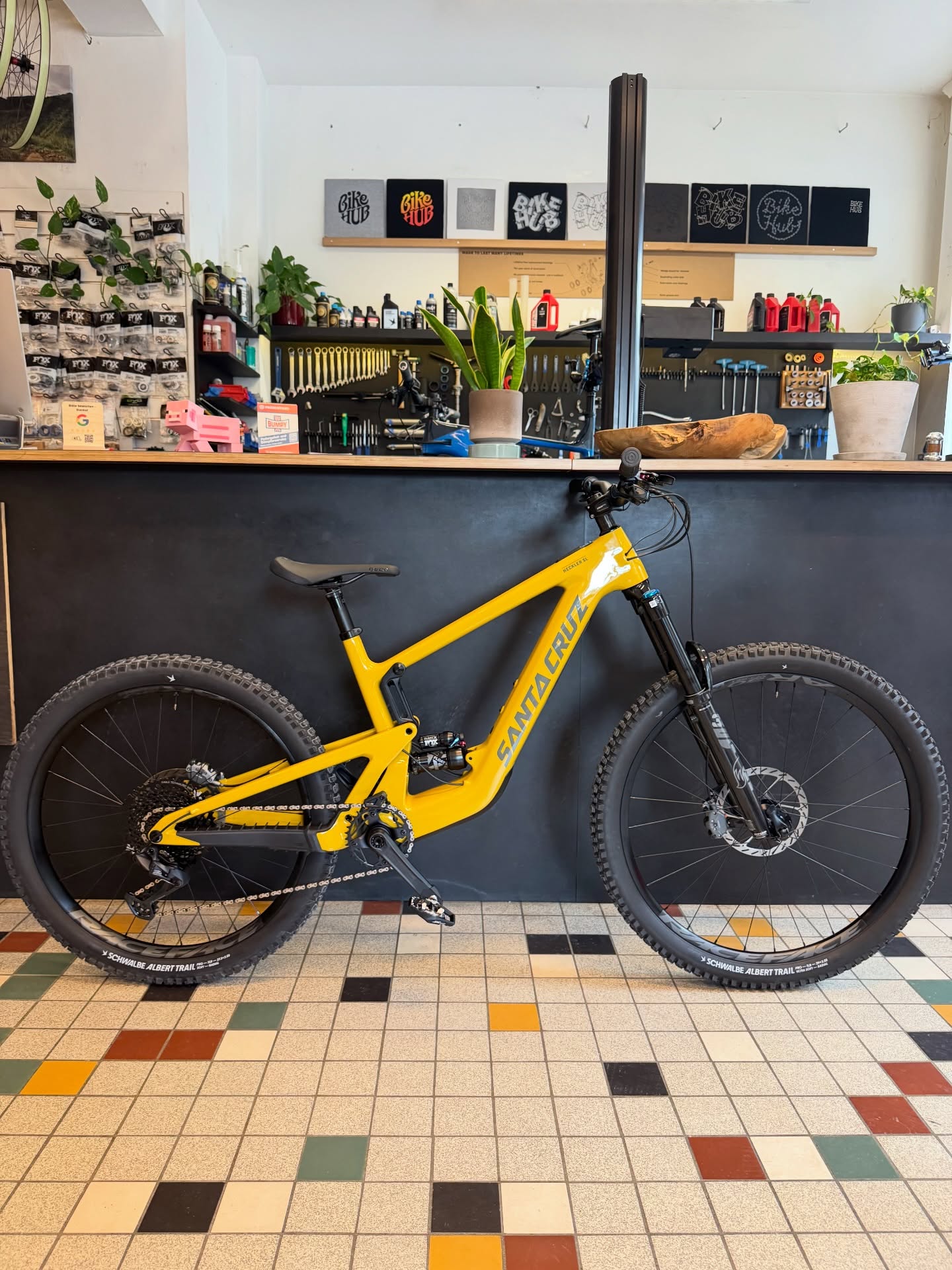 #newbikeday with a stunning yellow @santacruzbicycles #heckler #sl 🙌🏻 check www.santacruzbicycles.com for hot prices on 2025 stock 💣