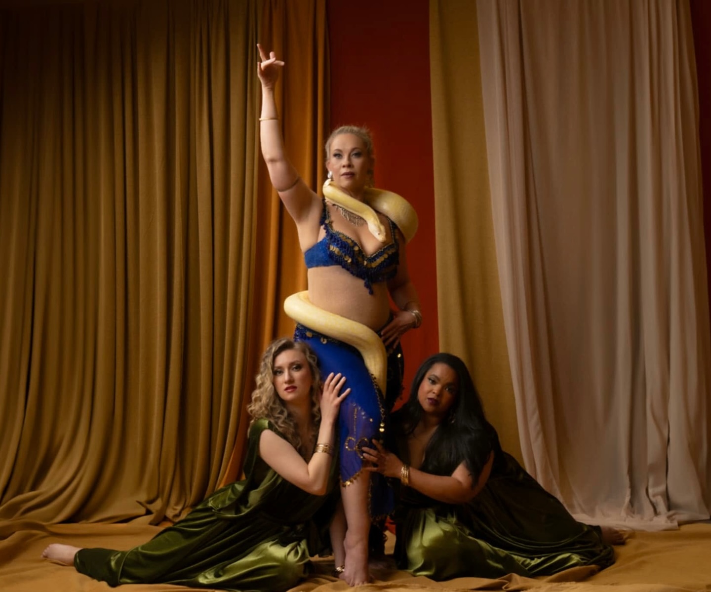 Dress Rehearsal #1 is happening this evening for Thaïs with Opera Idaho! Here is a ssssssneak peek of what takes place in Act 2! This amazing photo was taking by Quinn Wharton.
💄: @satya_linak and @danyalecook
📸: @qwharton