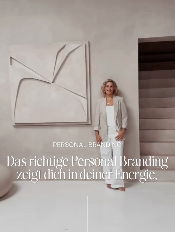 Der Begriff Personal Branding klingt für mich oft etwas kühl.
Für mich geht es nicht darum, eine schöne Hülle zu bauen.
Sondern darum, deine Energie und deine Wirkung sichtbar zu machen.
So, dass die richtigen Menschen dich spüren können. So, dass Resonanz entstehen kann.
So, dass du nicht einfach nur gesehen wirst
sondern auf echte Weise erinnerbar wirst.
Seit einigen Jahren begleite ich Menschen in diesem Prozess.
Und ich glaube zutiefst: Sichtbarkeit wird immer dann kraftvoll, wenn sie echt ist.
Wenn du dich nicht verbiegst.
Wenn du dich nicht kleiner machst.
Wenn du dich nicht anpasst, bis nichts mehr von dir übrig ist.
Sondern wenn du dich so zeigst, wie du bist.
Mit deiner Wahrheit.
Mit deiner Energie.
Mit deiner Wirksamkeit.
Seitdem ich das selbst mehr und mehr getan habe, hat sich auch mein Umfeld verändert.
Ich habe angefangen, genau die Menschen anzuziehen, die ich so sehr schätze:
Menschen mit Herz.
Mit Vision.
Mit Leidenschaft.
Mit einem starken Warum.
Und genau darum geht es mir in meiner Arbeit.
Nicht einfach nur um Personal Branding.
Sondern darum, Menschen durch die Magie der Sichtbarkeit in ihre Kraft zu bringen.
Damit sie ihre Berufung leben
und mit ihren Potenzialen gesehen werden.
Und für mich beginnt das immer mit radikaler Selbstakzeptanz.
Wenn du starten willst, kommentiere mit SEEN und ich schicke dir mein kostenloses 70-seitiges Workbook für deinen ersten Schritt in die Sichtbarkeit.
Shine your light & go after amazing!
Deine Lotta
#sichtbarkeit #seen #businesscoach #businessmentor #personalbranding