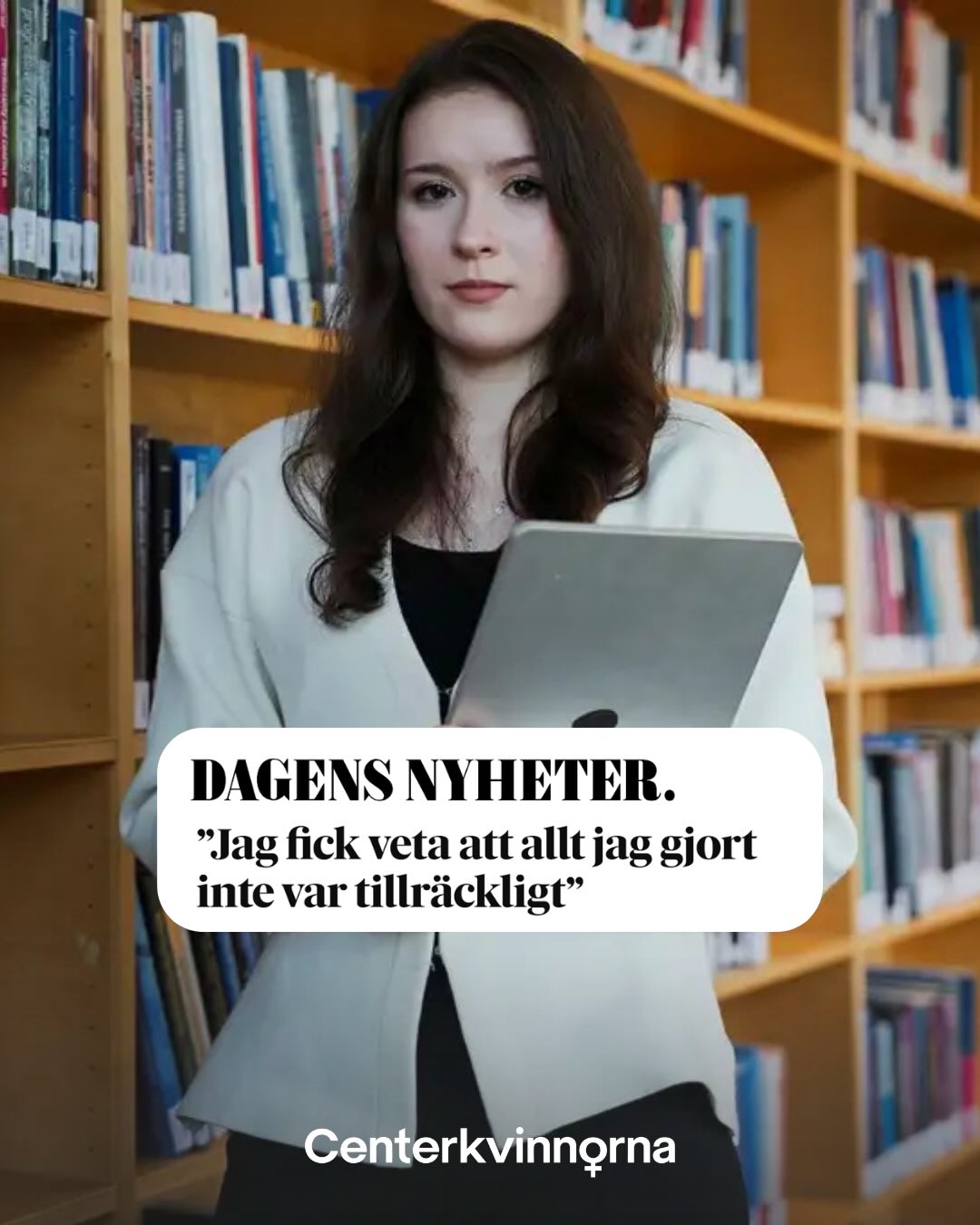 LÅT NADIA STANNA.
Bakom varje utvisningsbeslut finns en människa, en röst och en framtid som står på spel. För oss i Centerkvinnorna är Nadia mer än ett namn i en akt hos Migrationsverket. Hon är en engagerad medlem, en del av vår lokala styrelse i Eskilstuna och en kvinna som visat ett djupt engagemang för demokrati och jämställdhet.
Nadia nekades förlängning av sitt uppehållstillstånd för att hennes anknytning till sin mamma inte ansågs vara ”giltiga skäl”.
Att Sverige, ett land som i decennier varit en ledstjärna för mänskliga rättigheter, nu har en medvetet inhuman migrationspolitik är fruktansvärt och skamligt. En politik som möjliggjorts av Moderaternas minister Johan Forsell, med aktiv uppbackning av företrädare som Liberalernas Simona Mohamsson, Kristdemokraternas Ebba Busch, Sverigedemokraternas Jimmie Åkesson och Socialdemokraternas Magdalena Andersson. Genom att tävla i vem som kan föra den stramaste migrationspolitiken har man gemensamt skapat ett system där mänskliga rättigheter och individens säkerhet offras för politiska poänger.
Centerkvinnorna kräver ett stopp för alla orimliga och inhumana utvisningar. Att de som drabbats av denna politik får en reell möjlighet att stanna eller komma tillbaka till Sverige. En migrationspolitik som sätter människan framför systemet.
@sverigesregering @moderaterna @liberalernas @kristdemokraterna Låt Nadia stanna.
Läs hela intervjun om Nadia i @dagens_nyheter och dela hennes historia.