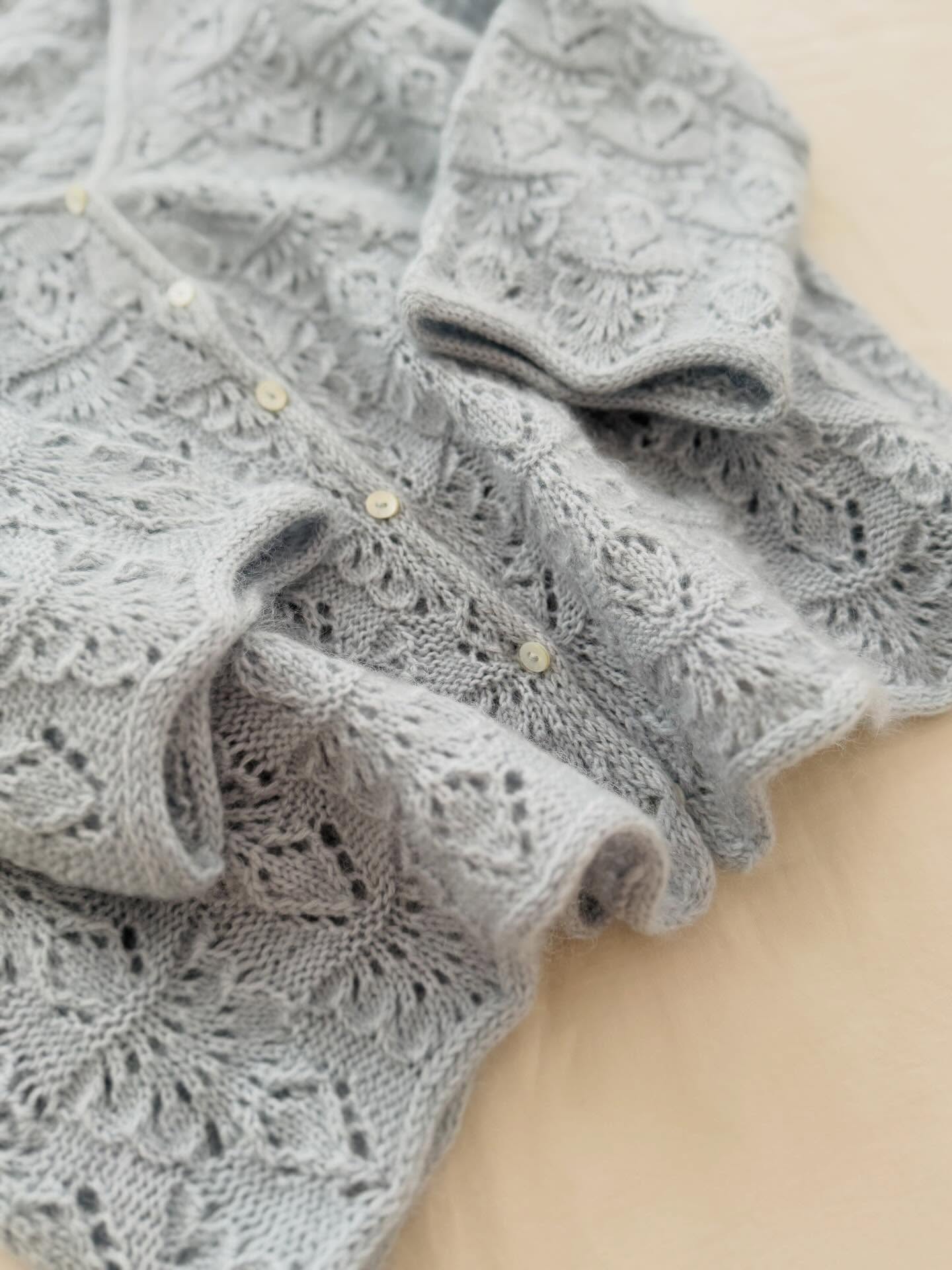 Just popping in to let you know that the #pierrecardigan is now available in Polish as well ❤️ Other languages are German and English, the French and Danish translations will follow in the next few weeks 🥰
.
Happy Tuesday to you ☀️
.
.
.
Pattern by me - Pierre Cardigan - and available now in German, English and Polish on my website and Ravelry, still 25 % off
.
Yarn: Soft Silk Mohair and Merino in the shade Ice Blue by @knittingforolive
.
This sample was knitted by @anne_lissi_ooo during the test knit 💗
.
Advertising
.
#knitting #knittersgonnaknit #knit #stricken