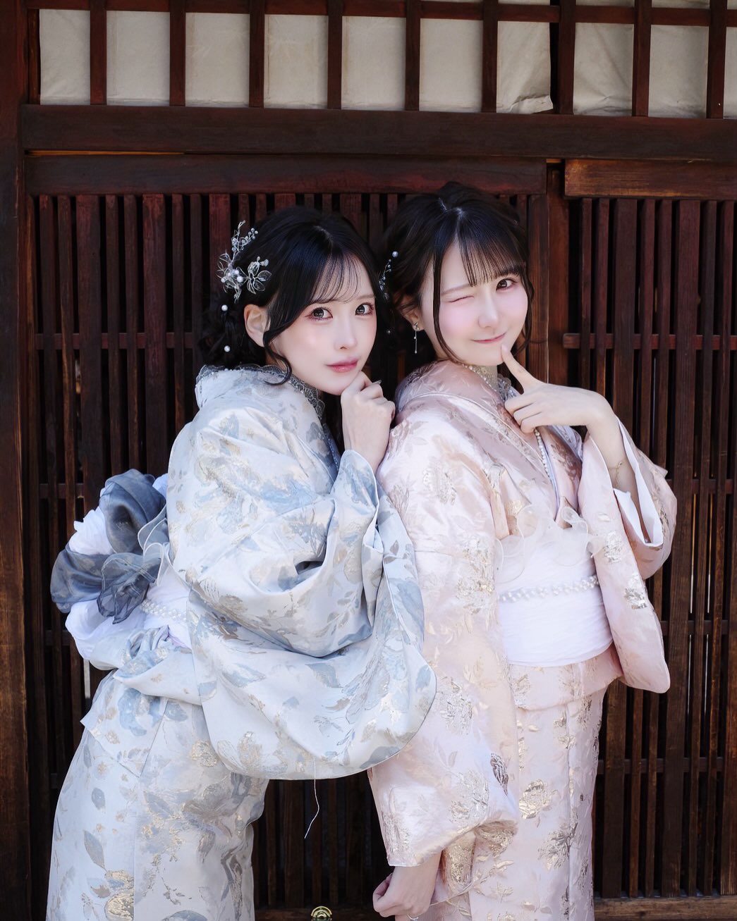 京都着物レンタル奈々屋
気になる投稿を保存してね💕📝
春、いちばん可愛くなる日🌸🤍👘
淡色×金彩のオリジナル着物で、透明感も華やかさもどっちも叶う✨
ふわっと優しい色味に、さりげないゴールドがきらっと映え❕写真も動画も“盛れる”こと間違いなし📸💫
双子コーデやお友達とのリンクコーデにもおすすめ♡
桜シーズンは今がベストタイミング🌸
満開の桜と一緒に、特別な思い出を残してみてね…♡
手ぶらOK&ヘアセット付きでトータルで可愛くなれるのも嬉しいポイント🫶
この春は、いつもよりちょっと特別な自分に🌷✨
ご予約はお早めに♡
❀新作オリジナル着物もレース着物も➕料金無し🉐どのプランでも選べる✨
♡♡♡↓↓♡♡♡
「奈々屋では
✨どのプランでもプラス料金なしで全ての着物や浴衣からお選び頂けます(振袖、訪問着除く)
🉐土日祝日料金UP無し
・着物/浴衣常に400着以上預かっております
・ヘアセット、ヘア飾りコミコミ
・全プラン足袋、草履、巾着含まれる
・手ぶらでOK
・駅、人気観光スポットまで近い
•トレンド小物飾りもたくさんご用意しております♪
┈┈┈┈┈┈┈┈┈┈┈┈┈┈┈┈┈┈┈┈┈┈┈┈┈
🕘ご予約について
・予約はHPから24時間可能
・前日までキャンセル無料
🕘営業時間
9:00〜18:00(最終返却 17:30)
┈┈┈┈┈┈┈┈┈┈┈┈┈┈┈┈┈┈┈┈┈┈┈┈┈┈
🚃店舗アクセス
・清水本店
京都府京都市東山区金園町398
市バス:「清水道」駅
京阪:祇園四条駅
・祗園店
京都府京都市東山区宮川筋1丁目234
市バス:「四条京阪」駅
京阪:祇園四条駅
👟🍃
#京都着物レンタル#着物レンタル#レース着物#奈々屋着物レンタル#京都桜