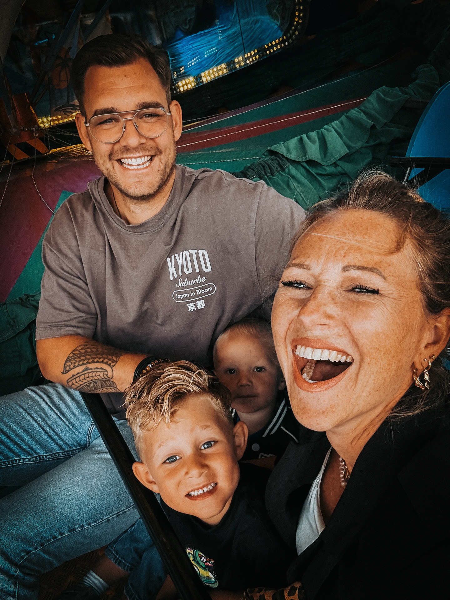 “Hè… ik wist helemaal niet dat jullie gingen emigreren?”
Die vraag krijgen we vaak na de story van paar dagen geleden.
En eerlijk… voor ons voelde het ook niet als een grote, plotselinge beslissing, maar als iets wat al langer in ons leefde.
Ik heb altijd veel gereisd, ook met Joyce en de kinderen. Dat gaf me vrijheid en avontuur, maar sinds we een koopwoning hebben, merkte ik dat het soms benauwd begon te voelen. Het was goed, veilig en stabiel… maar ergens miste ik iets.
Tegelijkertijd voelde Joyce juist heel sterk de waarde van ons huis, de rust en alles wat we hadden opgebouwd. Tot afgelopen december.
Toen verschoof er iets in haar.
Zij voelde in alles het is tijd om te gaan.
Ze stapte volledig in vertrouwen, in haar gevoel, in creatie. En ik voelde dit klopt. Dus ik ging mee in dat vertrouwen.
We boekten tickets naar Curaçao, eerst gewoon voor vakantie, maar vanaf dat moment begon alles te stromen.
Er kwam een prachtig huis op ons pad, precies op het juiste moment.
En ergens onderweg werd het geen vakantie meer… maar een keuze naar een onbekend avontuur.
Een avontuur waar we instapten zonder alles zeker te weten, maar met het gevoel dit klopt ook al is het spannend en nieuw.
#avontuur #curacao🇨🇼 #emigreren #emigrerennaarcuracao