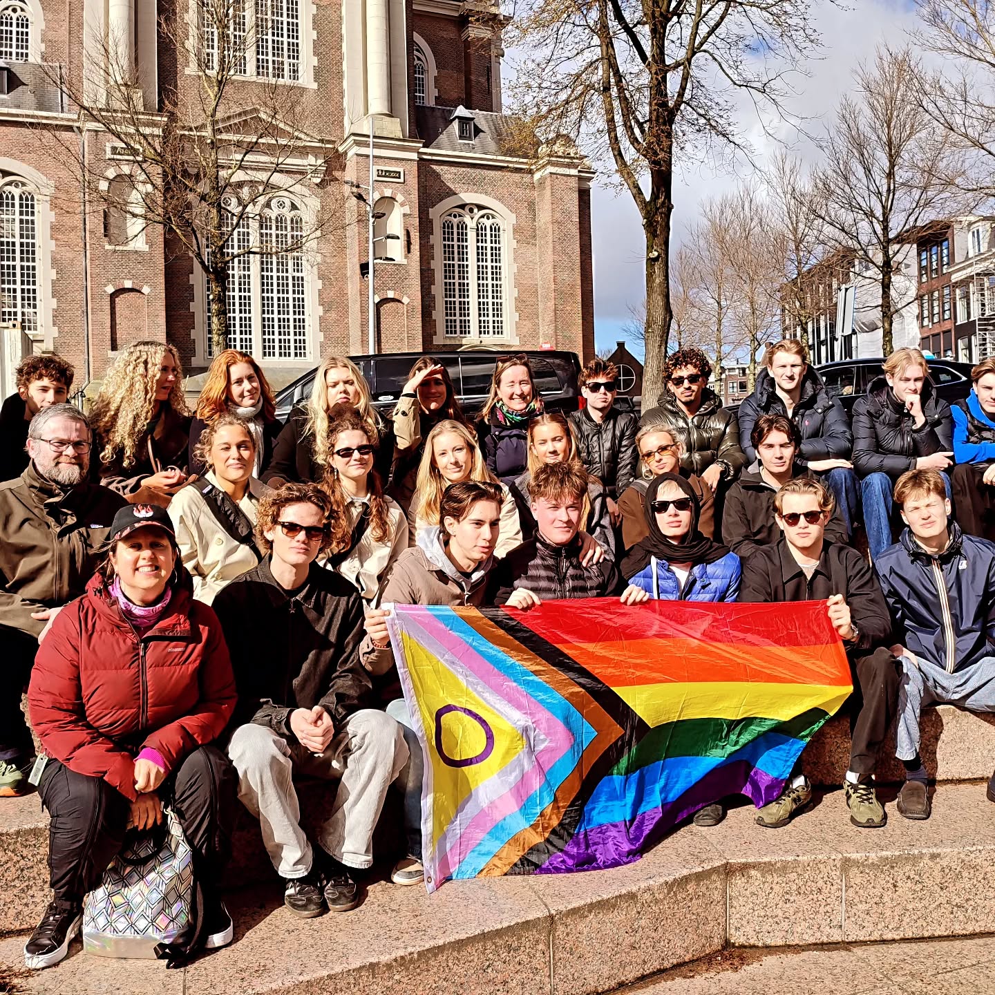 💖 LGBTOUR ON THE MOVE with these amazing group of students from Denmark. Eager to learn about gender & sexuality, together with a bunch of great questions, and ofcourse, a handful of p3nis jokes.
Couldnt be better.
Lots of queer love,
Your LGBTOUR guide of Amsterdam,
Sanne 😘.
🦄🦄🦄