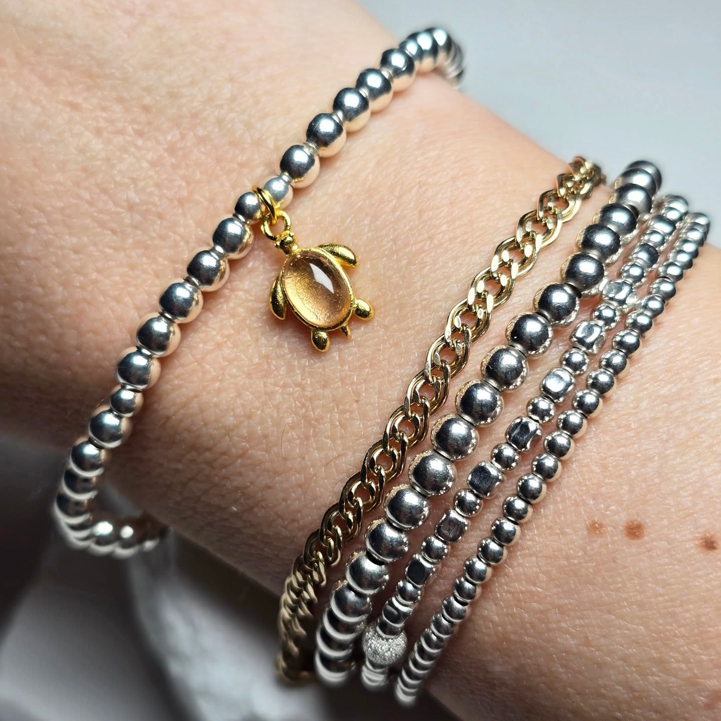 💫🐢 Turtle
Dieses stilvolle Armband aus echten Silberkugeln überzeugt durch seine schlichte, hochwertige Ausstrahlung.
🐢 Der kleine, goldene Anhänger in Form einer Schildkröte steht symbolisch für Schutz, Stärke und Beständigkeit – ein wunderschönes Detail mit Bedeutung.
Material: Sterling Silber 925
Typ: Stretch Armband
Grösse: 17 cm
Edelstein: Quarz
Anhänger: 14 Karat vergoldet
Durchmesser Silberkugeln: 3 mm
✨ Ob alleine getragen oder kombiniert – dieses Armband verleiht jedem Outfit das gewisse Etwas.
#Silberschmuck #Armband #Schmuckverkauf #Minimalistisch #schildkröte