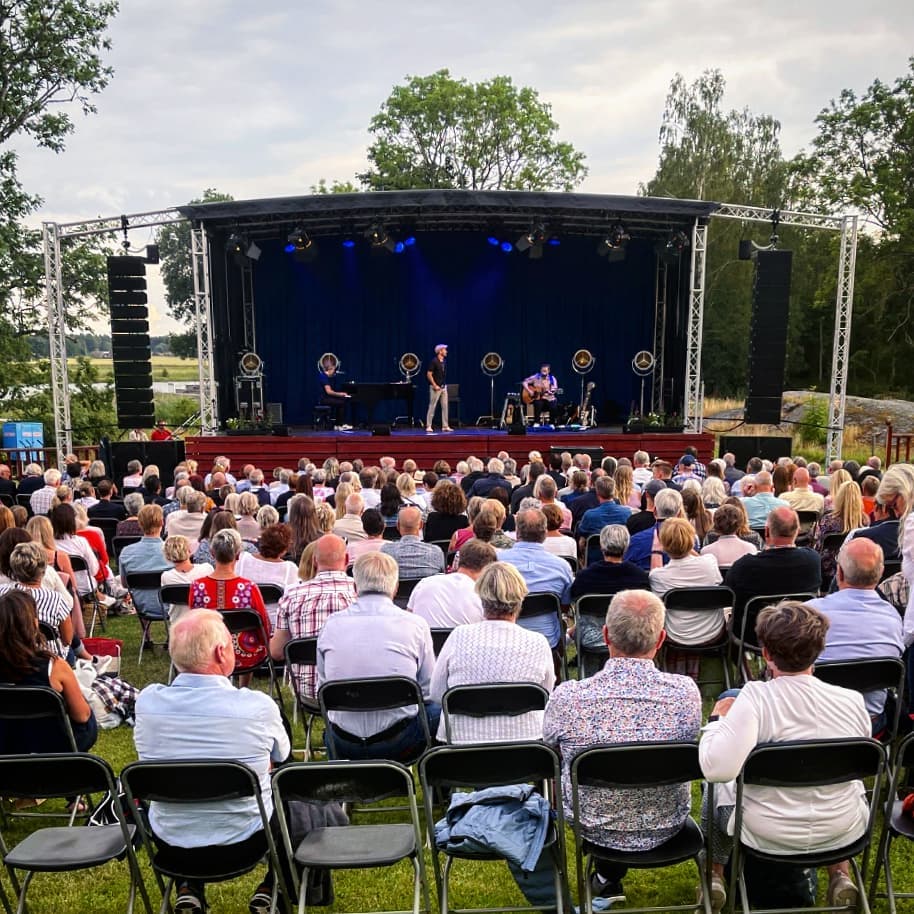 I helgen hjälpte vi till med rigg och intrimmning av PA inför sommarens konserter på Läckö Slott. Kolla in Läckö Sessions för datum!
Mycket kul med detta PA från Martin Audio bestående av
24 WPS
8 SXC118
4 DD6
9 iK42
#martinaudio #wssab #wavefrontprecision @martinaudio @peterjoback @lackosessions @krall_entertainment