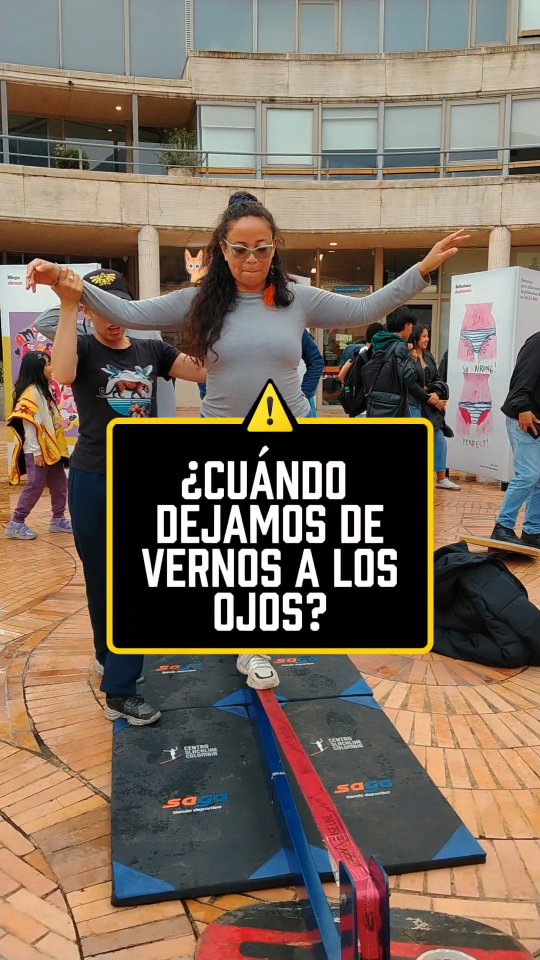 No olvides seguir nuestra cuenta @escuelaslackbogota
Bogotá no está rota… está desconectada.
Y se nota en el cuerpo.
Ese día en el centro pasó algo raro:
la gente dejó de mirar… y empezó a entrar.
Un paso.
Una risa.
Un intento torpe… y luego otro.
Y ya no eran extraños.
Eran gente volviendo a habitarse.
Más de 60 personas entendieron algo simple:
el equilibrio no es quedarse quieto… es atreverse a moverse.
Si estás en Bogotá esta Semana Santa, agenda con nosotros.
Y este domingo nos vemos en la ciclovía alternativa con el IDRD.
#Bogotá #Slackline #CulturaViva #MovimientoConsciente #Bogotáalternativa