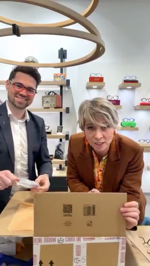 Unboxing surprise 😍
Aujourd’hui, je vous emmène chez mon opticien préféré pour découvrir la nouvelle collection @carolineabram.paris ….mais ne cherchez pas … je prends tout le carton 😍😍😍
#opticienblois #carolineabram #lookretro #comtessedeblois #lunettedesoleil