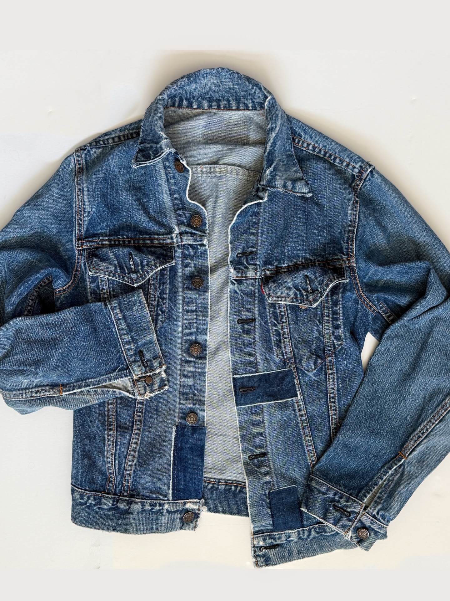 It’s not done but its back together and I can start wearing it 🥹. I love this vintage Levi’s jacket so much, and it was wearable when I got it but it needed so much love.
The collar was the only major repair, but almost all the flat felled seams on the body needed to be taken apart, cleaned up and put back together. It’s a bit odd to see a flat felled seam coming apart because they are so durable. I bet there is a story there, somewhere in the past of this jacket.
The last step is the thread… I sewed it back together with blue thread that was meant be blend in, because I’m planning to add back the gold/orange jeanswear thread as decoration rather than as reinforcement.
But first I have to harvest it! I need to look through all my jeans parts (seams I’ve cut off) for the right color thread in a chainstitch where I can pull it right off. But until I get around to that I can still wear my jacket as is ☺️.
#jeansrepair #invisiblemending